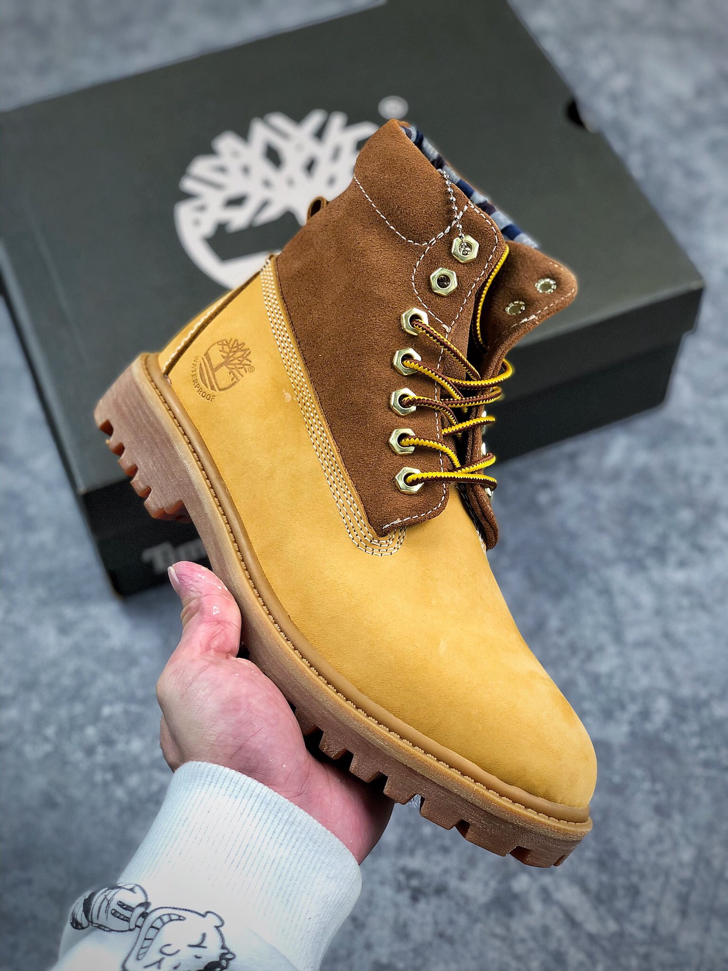 本地自取 核心放店
Timberland 添柏岚Cratf With PrideMidPremium 擦色鞋头系带休闲旅游工装短靴“擦品实拍篇广东中山代工厂原产楦型全球领先户外黄靴 年底压轴采用优质耐磨头层牛皮革固特异马克线缝制工艺轻量EVA缓冲流线型橡胶大底粗犷美学，经久不衰37-43皮鞋码