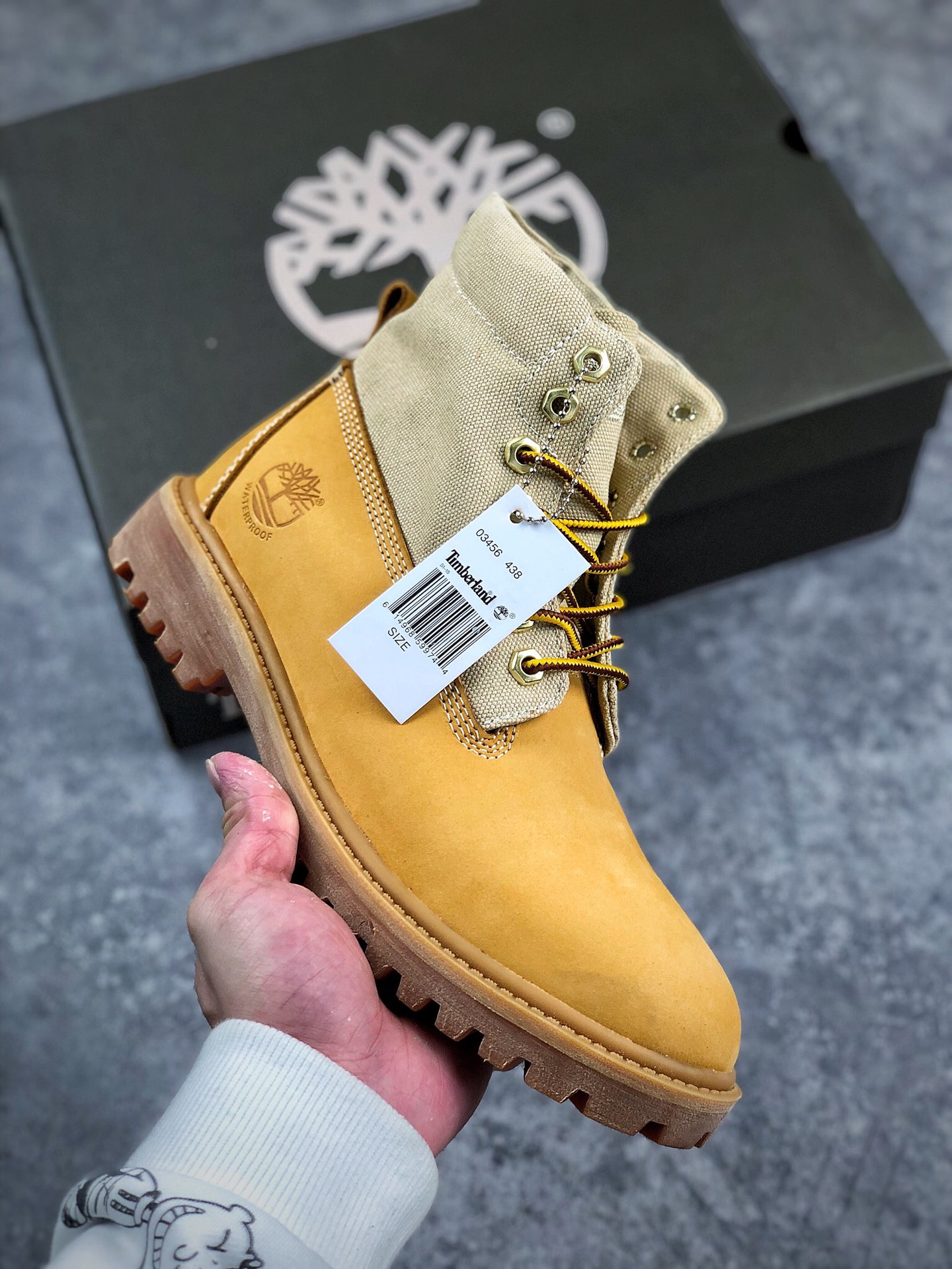 本地自取 核心放店
Timberland 添柏岚Cratf With PrideMidPremium 擦色鞋头系带休闲旅游工装短靴“擦品实拍篇广东中山代工厂原产楦型全球领先户外黄靴 年底压轴采用优质耐磨头层牛皮革固特异马克线缝制工艺轻量EVA缓冲流线型橡胶大底粗犷美学，经久不衰37-43皮鞋码