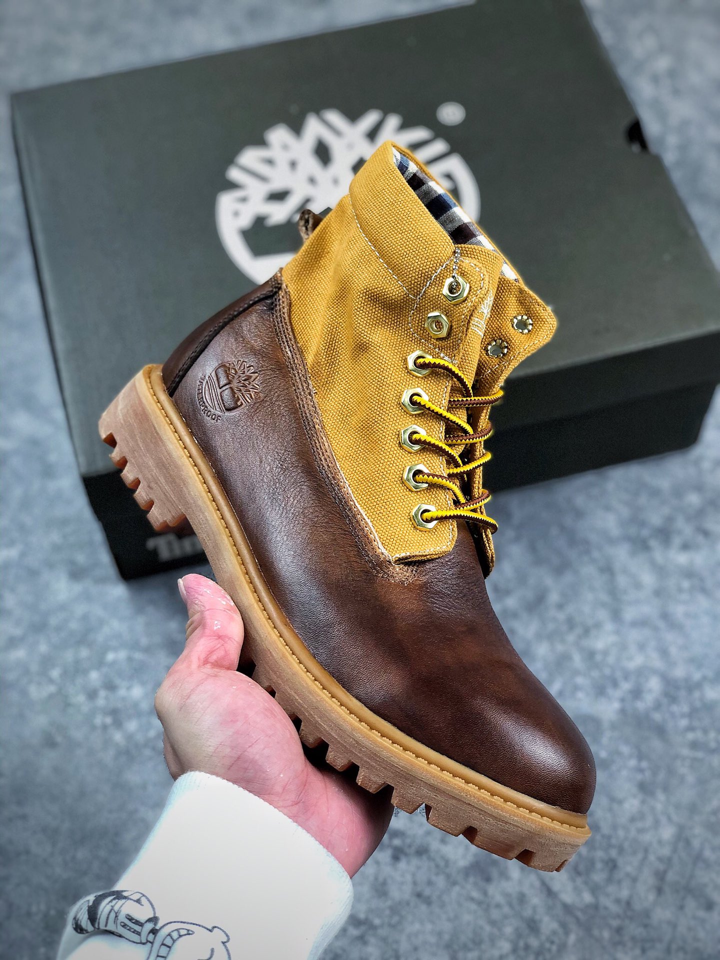 本地自取 核心放店
Timberland 添柏岚Cratf With PrideMidPremium 擦色鞋头系带休闲旅游工装短靴“擦品实拍篇广东中山代工厂原产楦型全球领先户外黄靴 年底压轴采用优质耐磨头层牛皮革固特异马克线缝制工艺轻量EVA缓冲流线型橡胶大底粗犷美学，经久不衰37-43皮鞋码