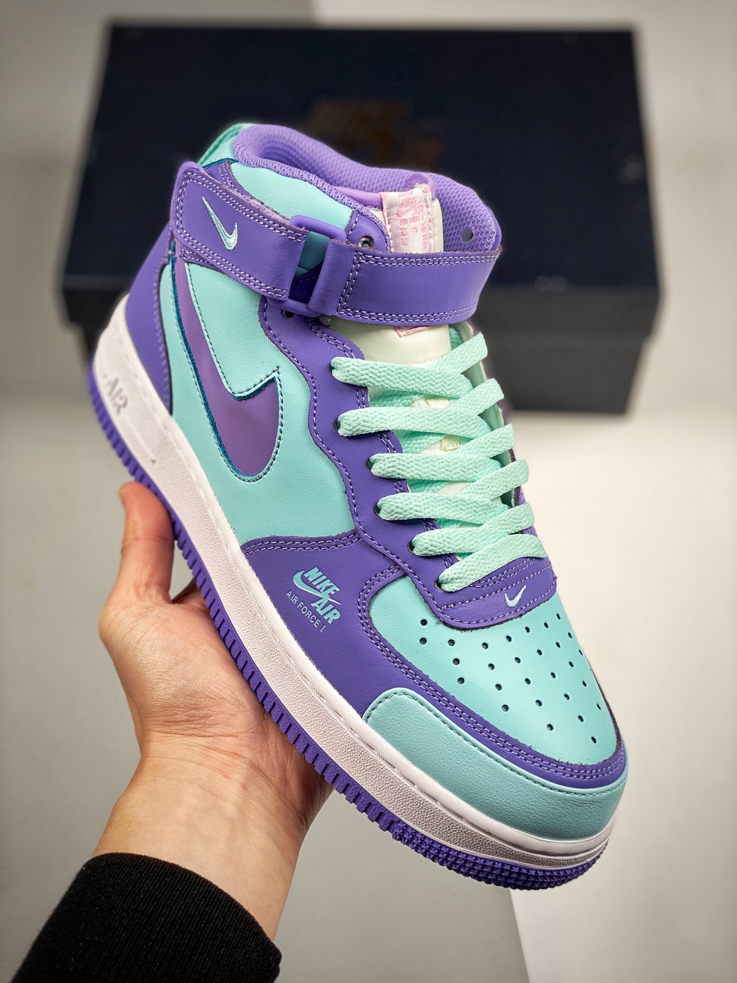 Nike Air Force 1 Premium Mid violeta, horma y plantilla originales, estilo auténtico de Air Force, enfocado en el canal…