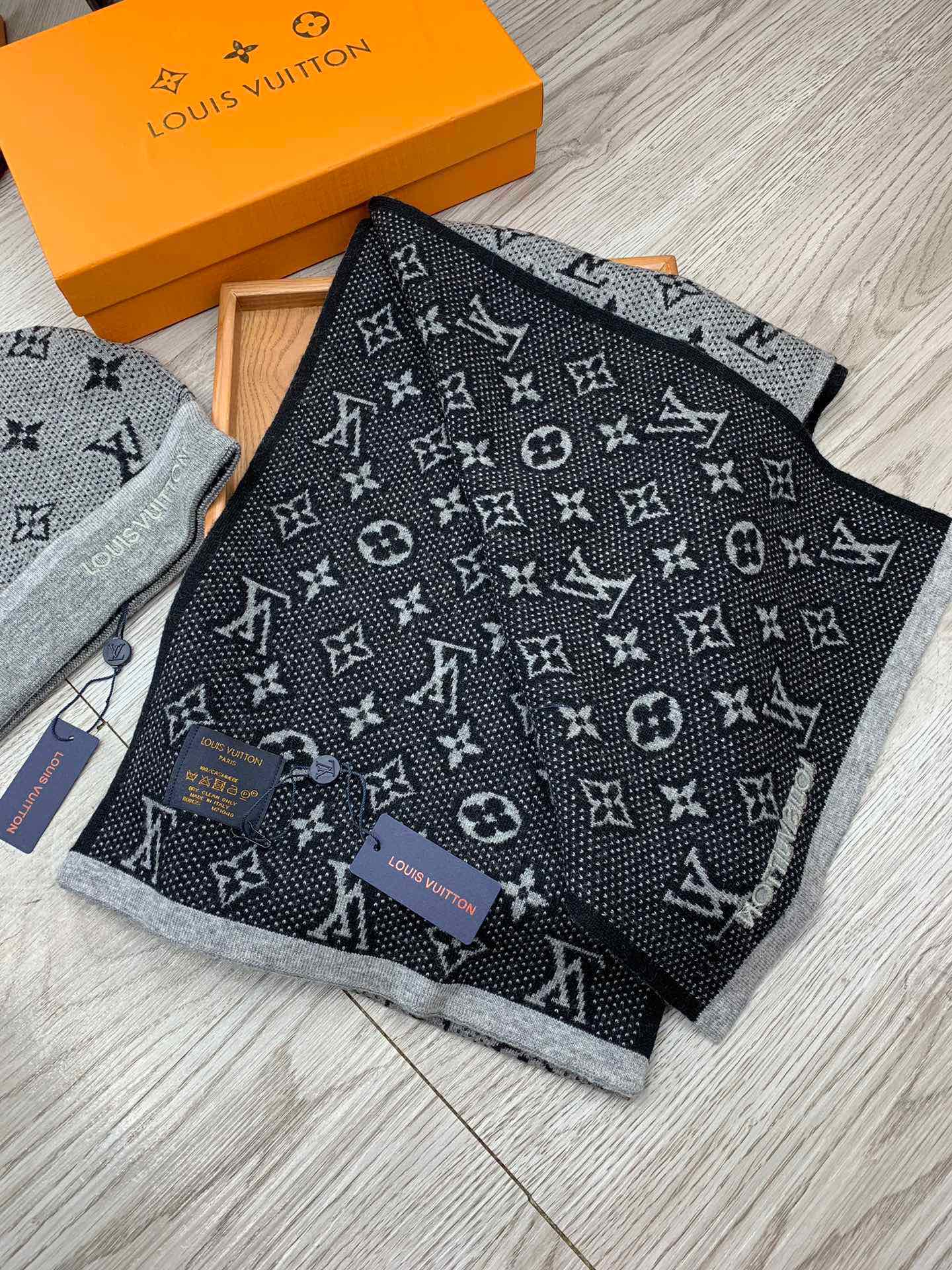 🌹。L家。【羊毛套装帽子】经典套装帽子！帽子➕围巾！材质：70%羊毛➕30%兔毛。暖暖哒超级舒服～冬日小姐姐减龄神器哦～