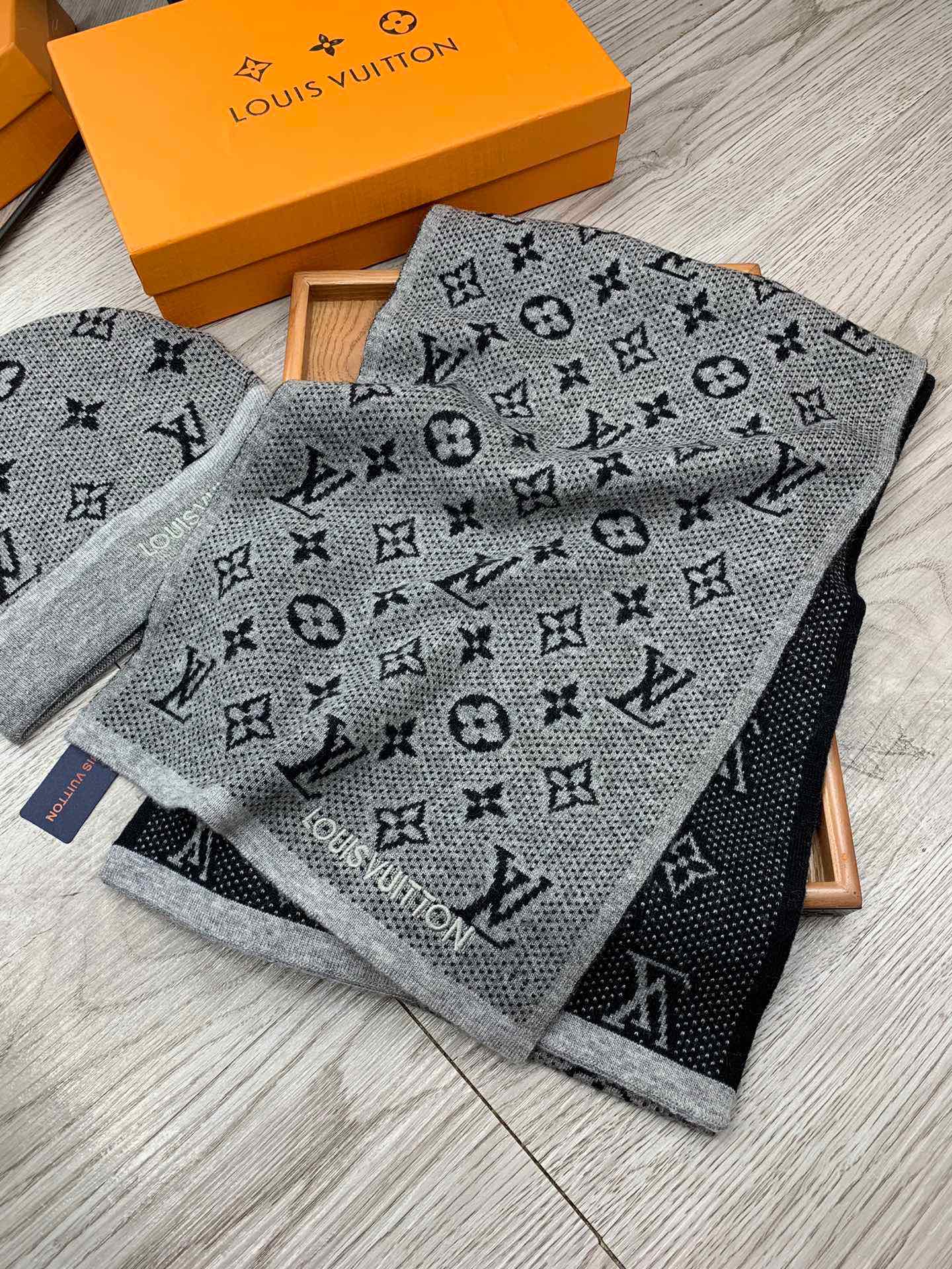 🌹。L家。【羊毛套装帽子】经典套装帽子！帽子➕围巾！材质：70%羊毛➕30%兔毛。暖暖哒超级舒服～冬日小姐姐减龄神器哦～