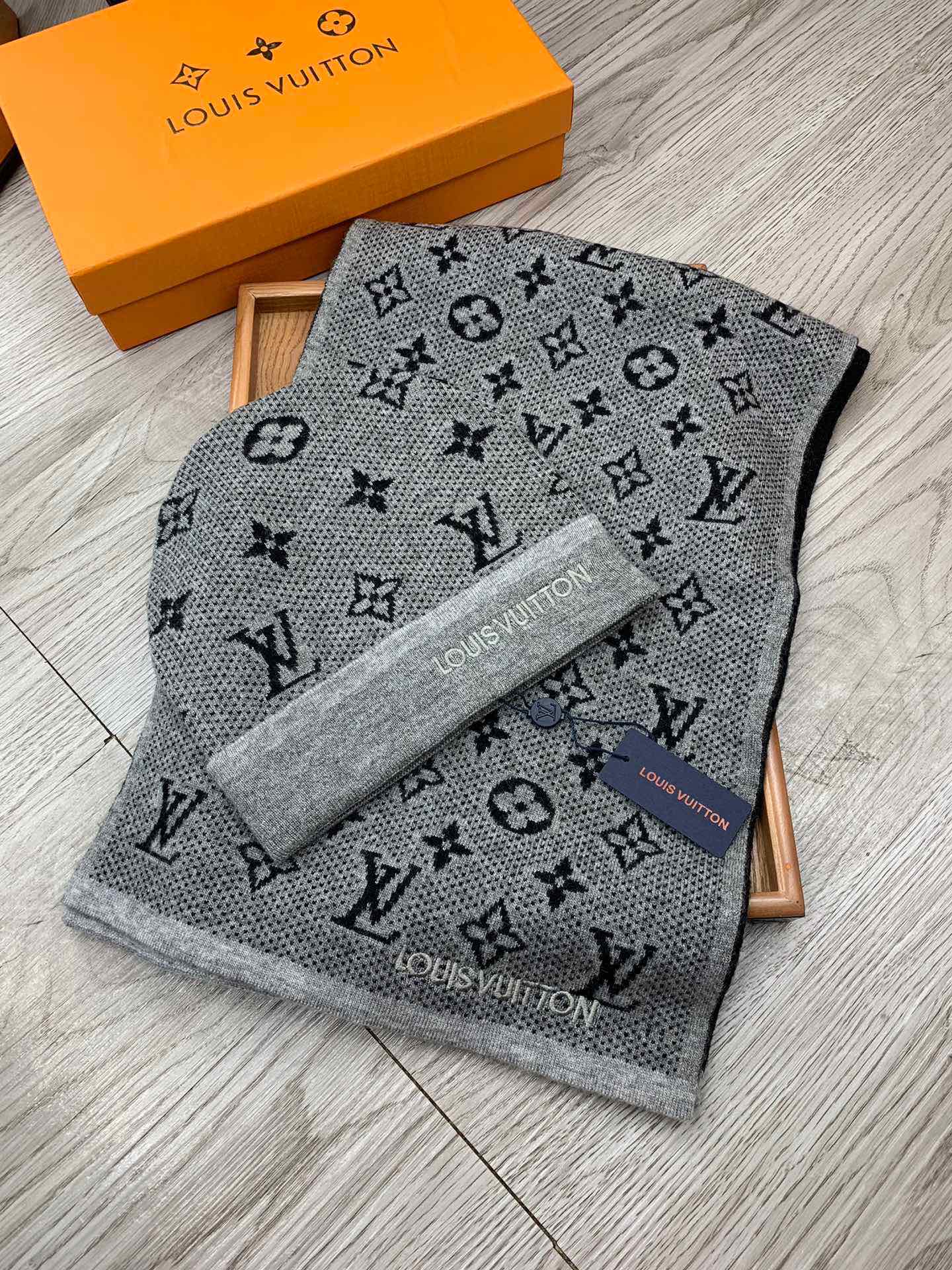 🌹。L家。【羊毛套装帽子】经典套装帽子！帽子➕围巾！材质：70%羊毛➕30%兔毛。暖暖哒超级舒服～冬日小姐姐减龄神器哦～