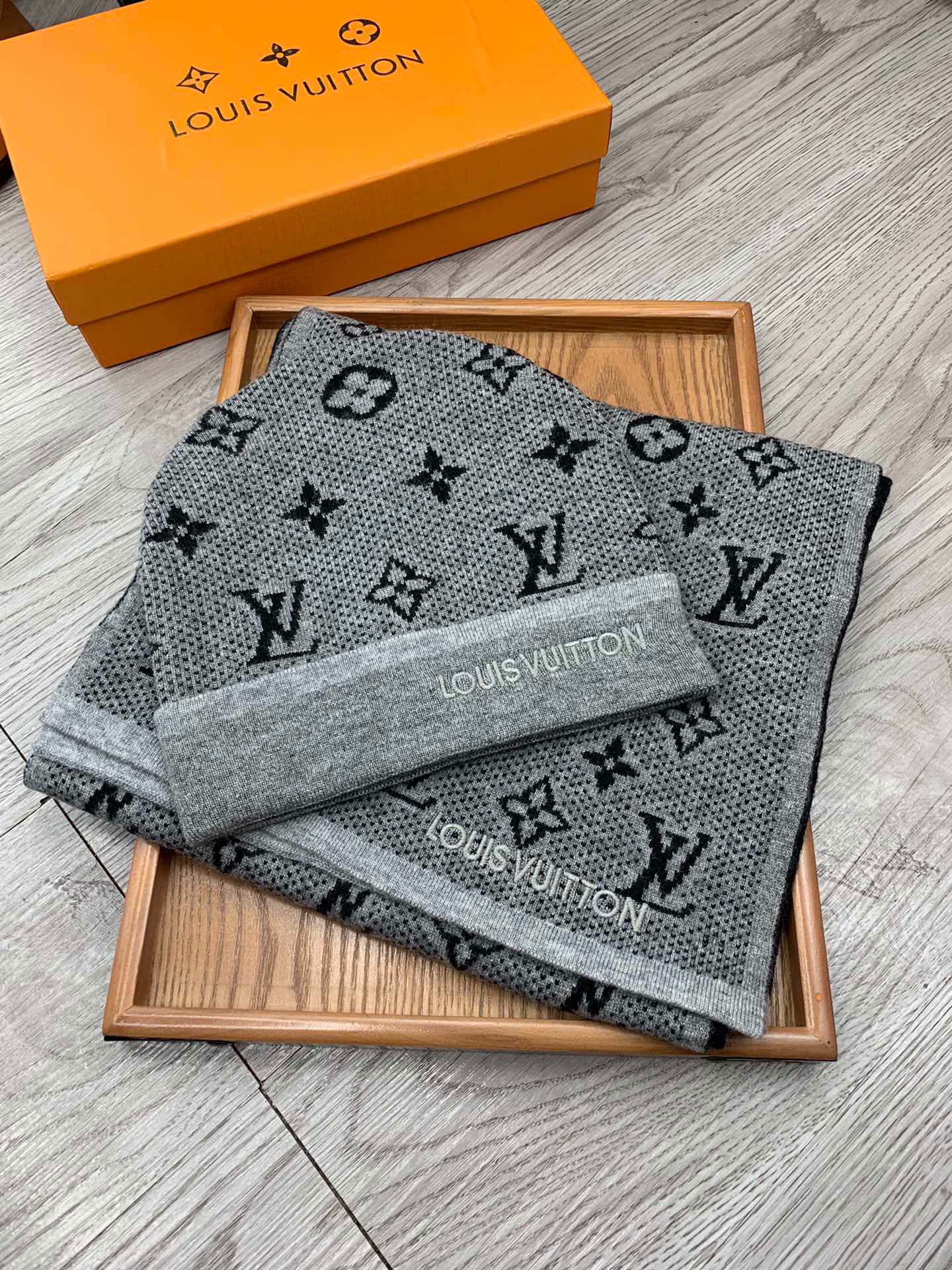 🌹。L家。【羊毛套装帽子】经典套装帽子！帽子➕围巾！材质：70%羊毛➕30%兔毛。暖暖哒超级舒服～冬日小姐姐减龄神器哦～