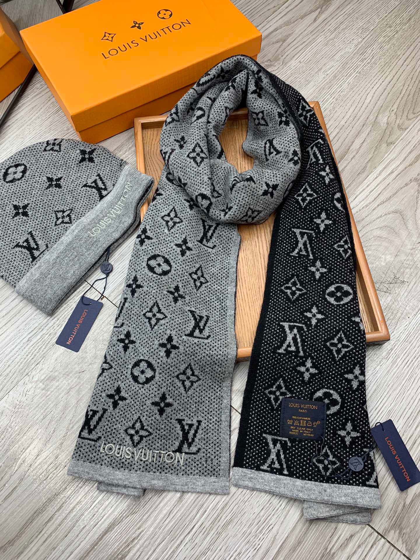🌹。L家。【羊毛套装帽子】经典套装帽子！帽子➕围巾！材质：70%羊毛➕30%兔毛。暖暖哒超级舒服～冬日小姐姐减龄神器哦～