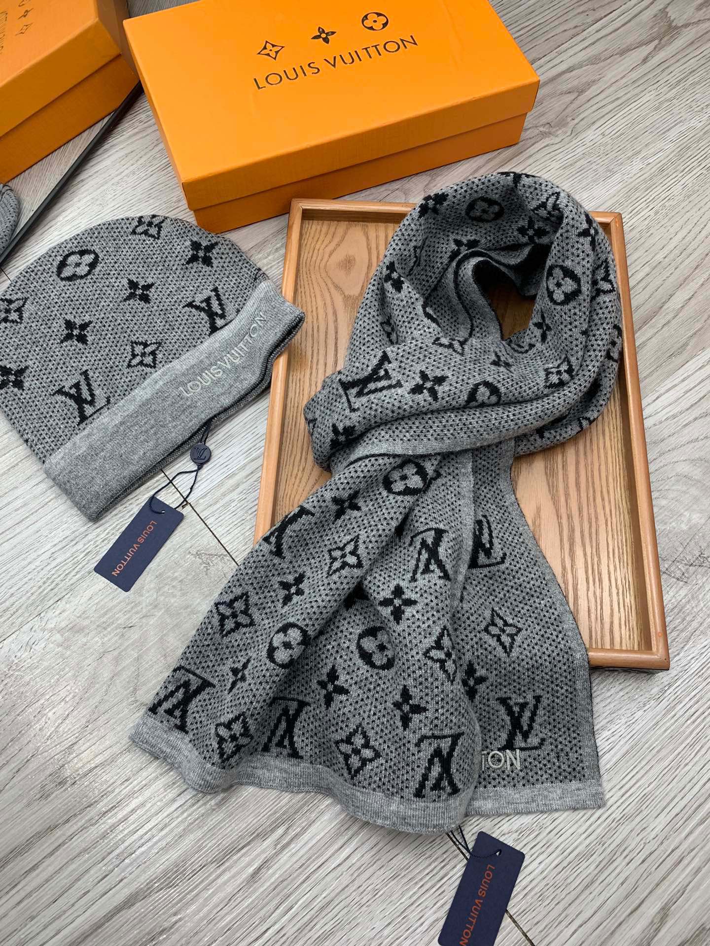 🌹。L家。【羊毛套装帽子】经典套装帽子！帽子➕围巾！材质：70%羊毛➕30%兔毛。暖暖哒超级舒服～冬日小姐姐减龄神器哦～