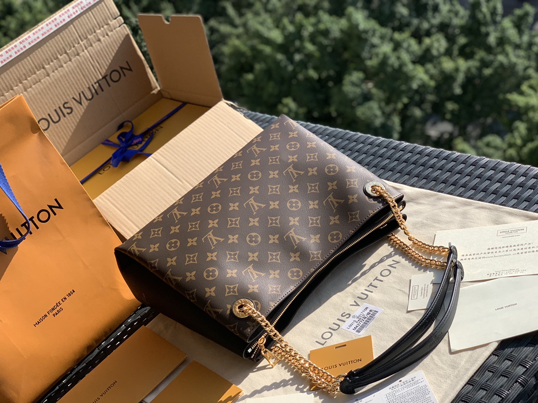 🌼 m43772尺寸36 x 26 x 13 CM 它是一款仅仅凭颜值就可以完胜的手袋！满身散发出复古的