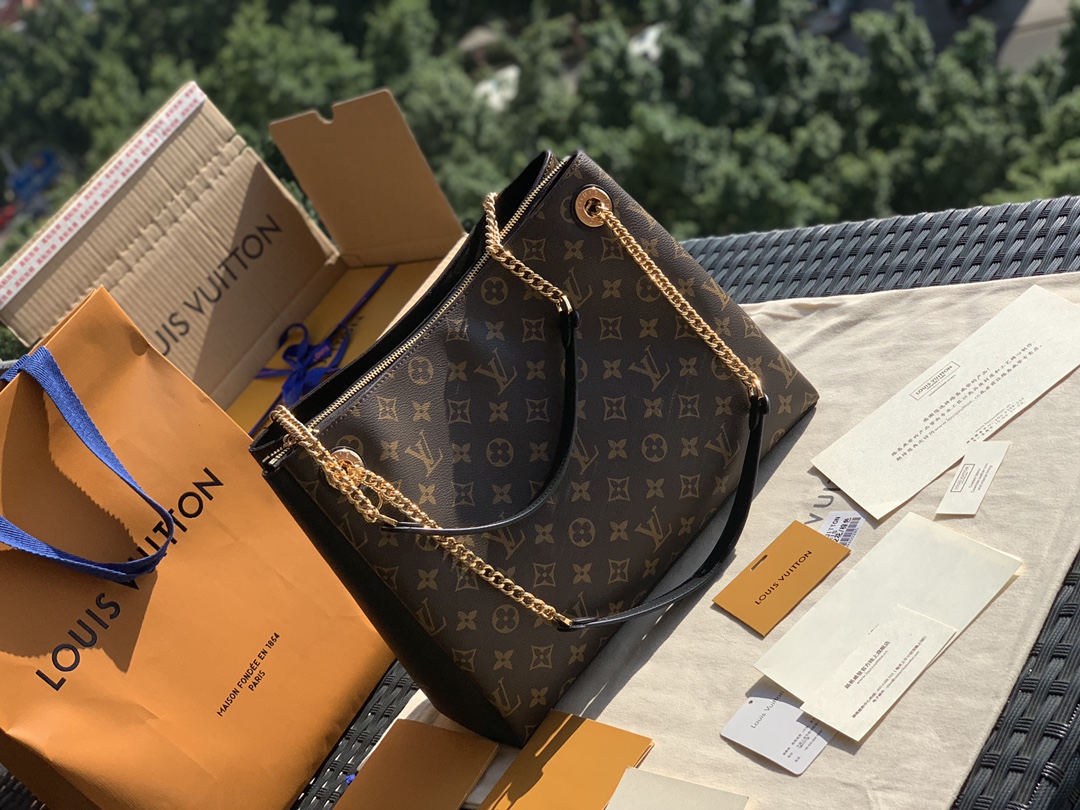 🌼 m43772尺寸36 x 26 x 13 CM 它是一款仅仅凭颜值就可以完胜的手袋！满身散发出复古的