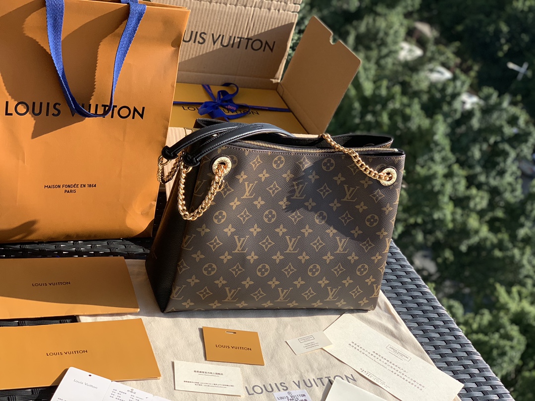 🌼 m43772尺寸36 x 26 x 13 CM 它是一款仅仅凭颜值就可以完胜的手袋！满身散发出复古的