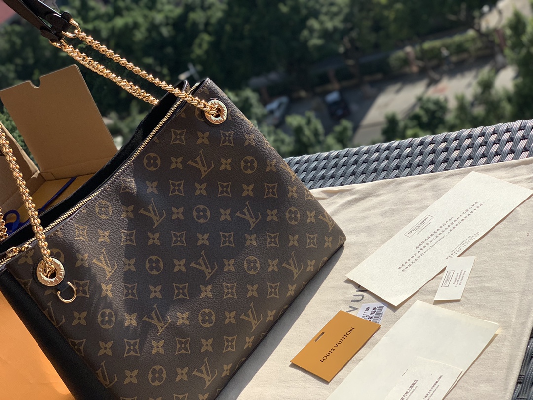 🌼 m43772尺寸36 x 26 x 13 CM 它是一款仅仅凭颜值就可以完胜的手袋！满身散发出复古的