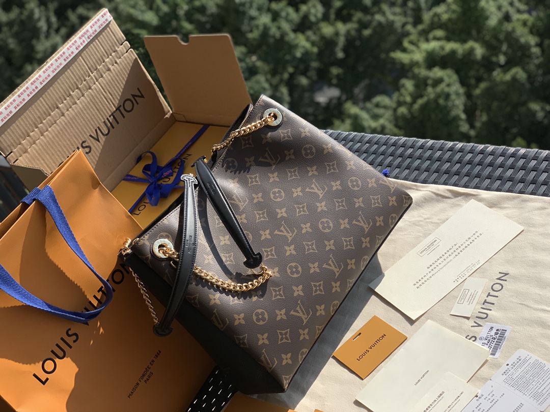 🌼 m43772尺寸36 x 26 x 13 CM 它是一款仅仅凭颜值就可以完胜的手袋！满身散发出复古的