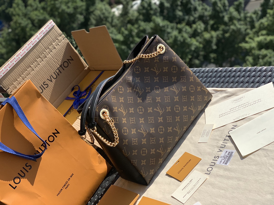 🌼 m43772尺寸36 x 26 x 13 CM 它是一款仅仅凭颜值就可以完胜的手袋！满身散发出复古的