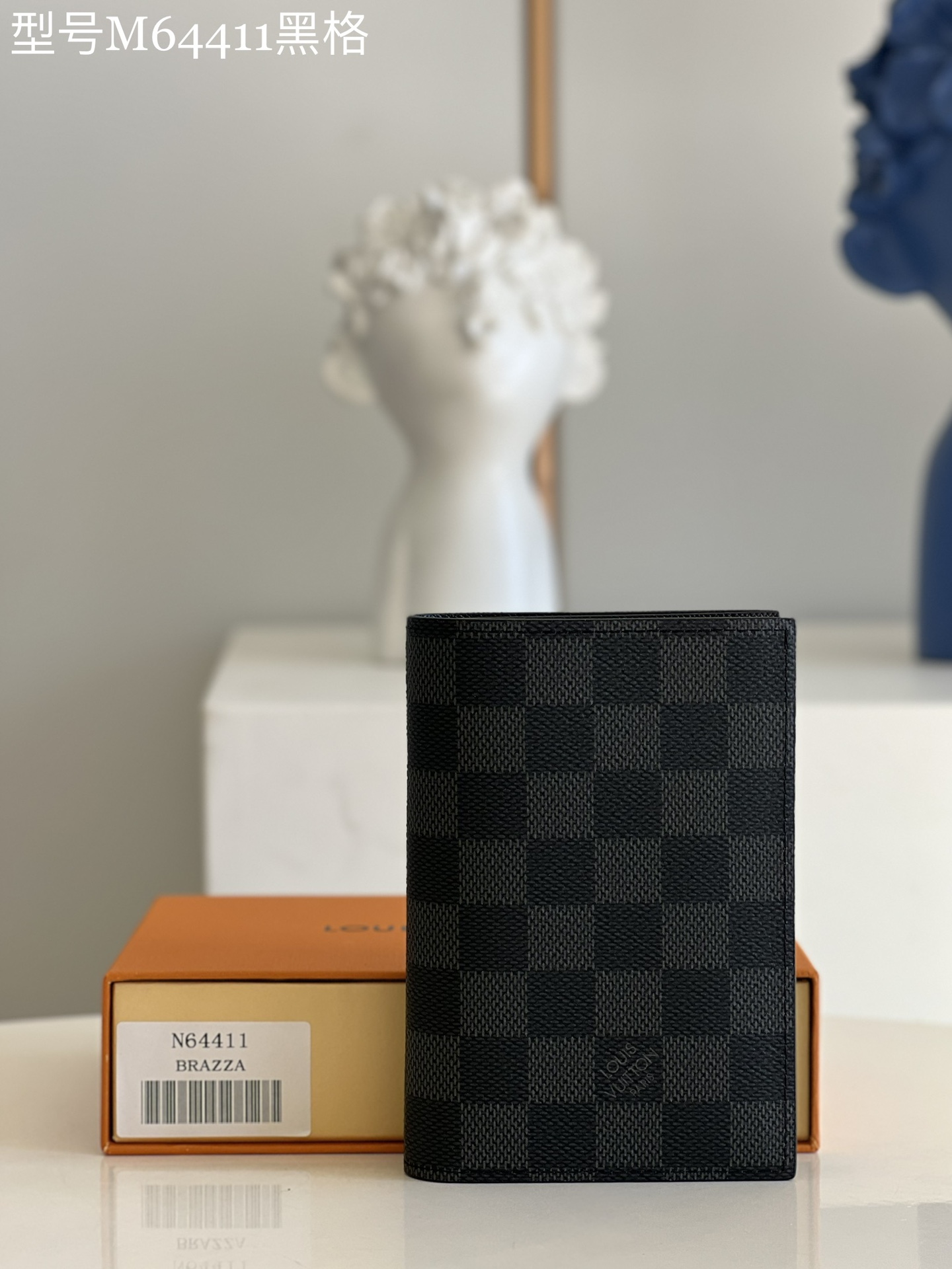 NO:398092,【Exclusive real photo M64411 Black】A favorite accessories for modern travelers, this coated canvas passport envelope combines fashion and practicality. It is equipped with four credit card slots and two convenient pockets, and quickly access the passport. Detailed features 10 x 14 x 2.5 cm (length x height x width) z.,LV [original leather],louis vuitton19860909【独家实拍M64411黑格】现代旅行者的心仪配饰,此款涂层帆布材质的护照封套是时尚感与实用性的结合.配有四个信用卡插槽与两个便利口袋,快捷取用护照.详细特征10 x 14 x 2.5 厘米 (长度 x 高 x 宽) z.,LV【原厂皮】,louis vuitton,Bag