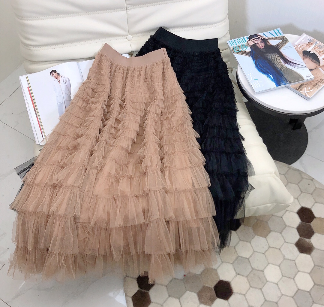 NO:319827,D's 25-year-old new style of early spring, high-waist cake skirt, layered mesh cake skirt, all of which are eye-catching and stunning, texture plus points, like a work of art, 360 degrees, 17-layer hand-made pleats, layer by layer, sewn curved, custom imported black mesh feels super delicate, soft, draped, natural fluffy, black lining inside, no need to worry about being able to penetrate high waist, lift the proportion of the lower body and the length of the calf, making it look taller and thinner, elastic waist design, simple and convenient to put on and off, splice flat waist, comfortable and stress-free, straight shirt, short sleeve T-shaped, can be mixed and matched with short jackets in spring and autumn, motorcycle leather jacket is charming, sexy, and handsome, straight men will see their eyes shining!  Size SM L 4 colors, Dior, skirts, jackets & coats,shirts, T-shirt,leather jacket,alexander wang19860909D家25年早春新款 高腰蛋糕裙半身裙,层层叠叠的网纱蛋糕裙,远看近看都是吸睛的惊艳所在质感加分,犹如艺术品般的华美360度从上到下17层手工褶,一层一层的缝制弧型剪裁,上身显瘦定制进口黑色网纱手感超细腻、柔软、垂坠 自然蓬松内里有黑色内衬不用担心会透高腰剪裁 拔高下半身比例长及小腿的长度,显高显瘦无敌 松紧腰设计 简洁方便穿脱拼接平整腰头,穿着舒适无压力,夏天直接衬衫短袖T造型,春秋可以混搭短外套 机车皮衣迷人 性感 又帅气直男看了都会两眼放光数量不多哈！尺码SM L 4个色,,dior,skirts,jackets & coats,shirts,T-shirt,leather jacket,alexander wang,Women's clothing