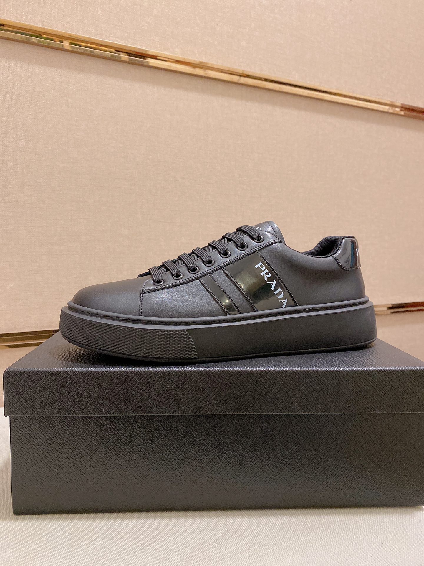 I5  Prada ～普拉达潮流上市 官网同款 专柜品质 原版搭配   精选头层小牛皮面料。舒适透气羊皮内里 做工精细 用料上层 G5 %纯牛皮打造 原版楦型 上脚舒适 鞋码38到44