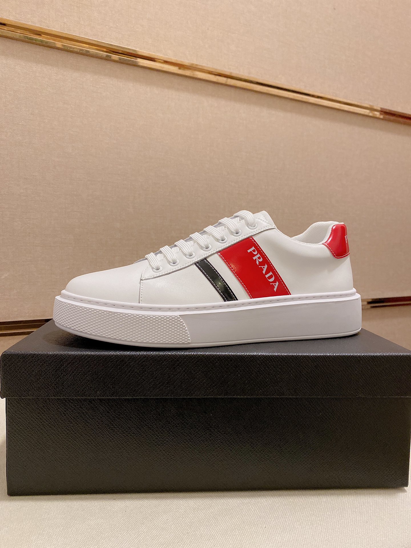 I5  Prada ～普拉达潮流上市 官网同款 专柜品质 原版搭配   精选头层小牛皮面料。舒适透气羊皮内里 做工精细 用料上层 G5 %纯牛皮打造 原版楦型 上脚舒适 鞋码38到44