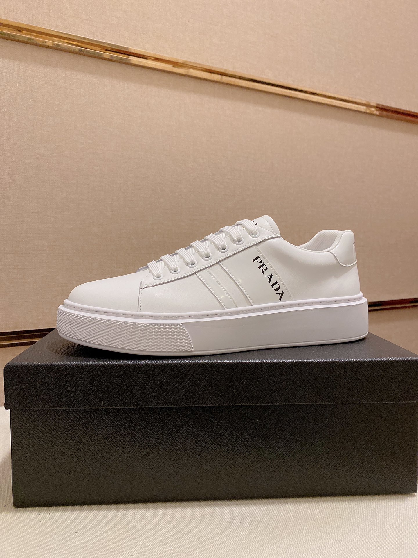 I5  Prada ～普拉达潮流上市 官网同款 专柜品质 原版搭配   精选头层小牛皮面料。舒适透气羊皮内里 做工精细 用料上层 G5 %纯牛皮打造 原版楦型 上脚舒适 鞋码38到44