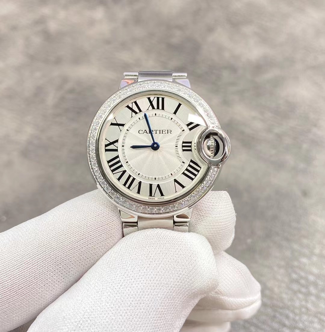 Cartier 卡地亚蓝气球33mm石英女表 镶钻款 是市场仿真度最高的同款女表 她有着蓝宝石水晶镜面 瑞士石英机芯 原装尖晶石表冠 级表盘字面 瑞士烧钢蓝针 三度防水 品质好 性价比高