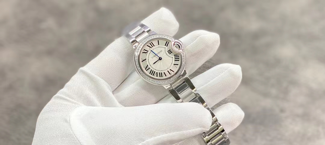 Cartier 卡地亚蓝气球33mm石英女表 镶钻款 是市场仿真度最高的同款女表 她有着蓝宝石水晶镜面 瑞士石英机芯 原装尖晶石表冠 级表盘字面 瑞士烧钢蓝针 三度防水 品质好 性价比高