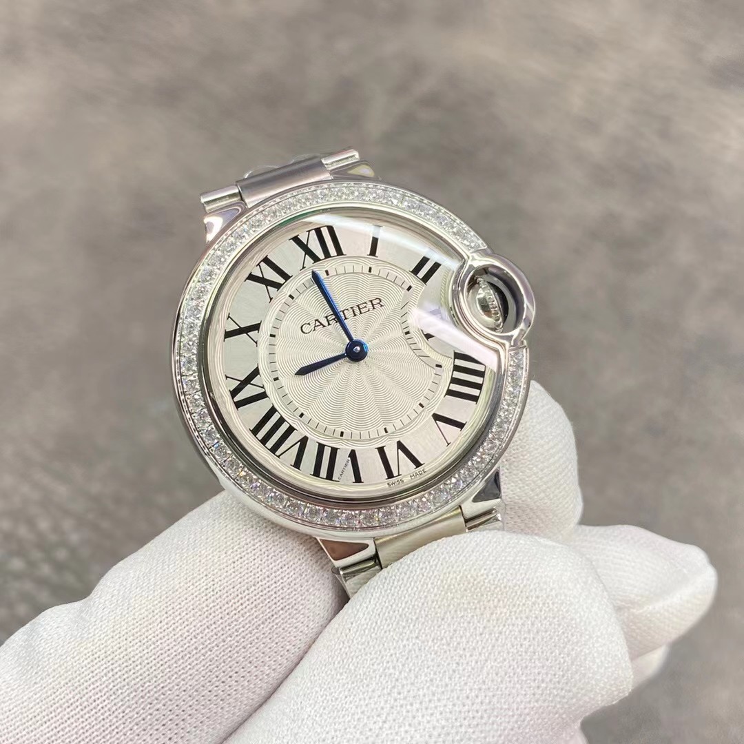 Cartier 卡地亚蓝气球33mm石英女表 镶钻款 是市场仿真度最高的同款女表 她有着蓝宝石水晶镜面 瑞士石英机芯 原装尖晶石表冠 级表盘字面 瑞士烧钢蓝针 三度防水 品质好 性价比高