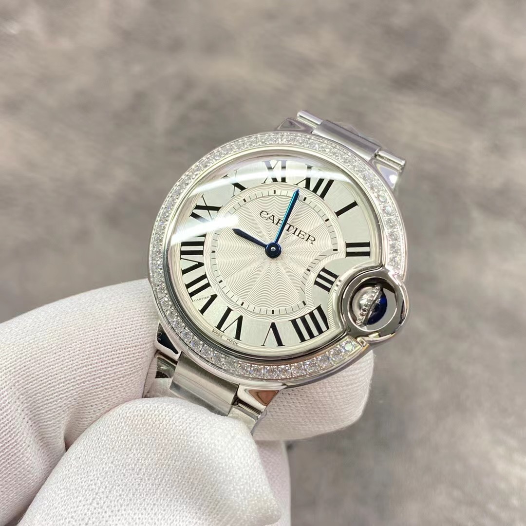 Cartier 卡地亚蓝气球33mm石英女表 镶钻款 是市场仿真度最高的同款女表 她有着蓝宝石水晶镜面 瑞士石英机芯 原装尖晶石表冠 级表盘字面 瑞士烧钢蓝针 三度防水 品质好 性价比高