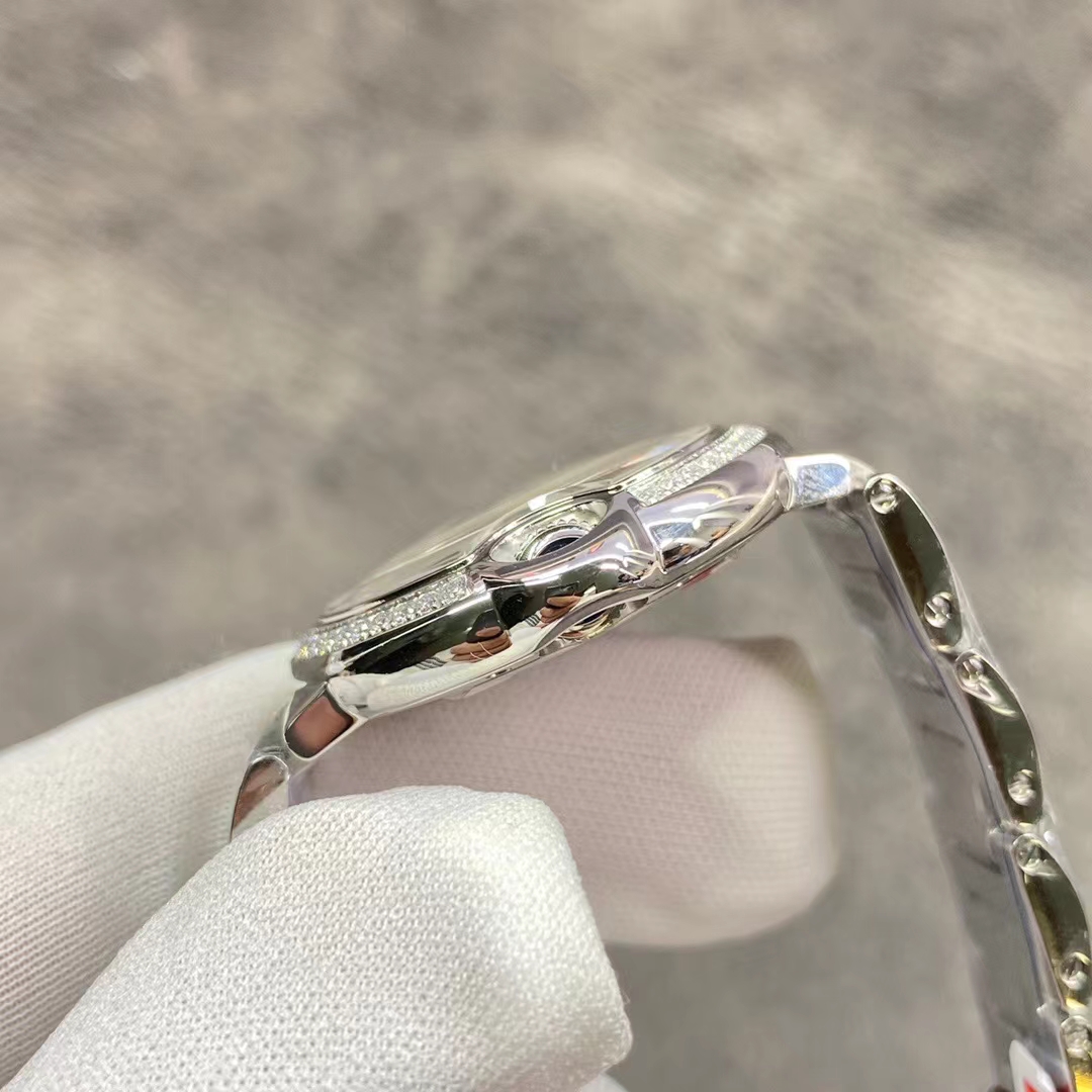 Cartier 卡地亚蓝气球33mm石英女表 镶钻款 是市场仿真度最高的同款女表 她有着蓝宝石水晶镜面 瑞士石英机芯 原装尖晶石表冠 级表盘字面 瑞士烧钢蓝针 三度防水 品质好 性价比高