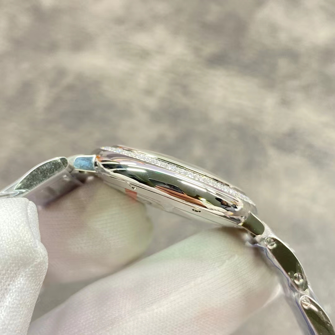 Cartier 卡地亚蓝气球33mm石英女表 镶钻款 是市场仿真度最高的同款女表 她有着蓝宝石水晶镜面 瑞士石英机芯 原装尖晶石表冠 级表盘字面 瑞士烧钢蓝针 三度防水 品质好 性价比高