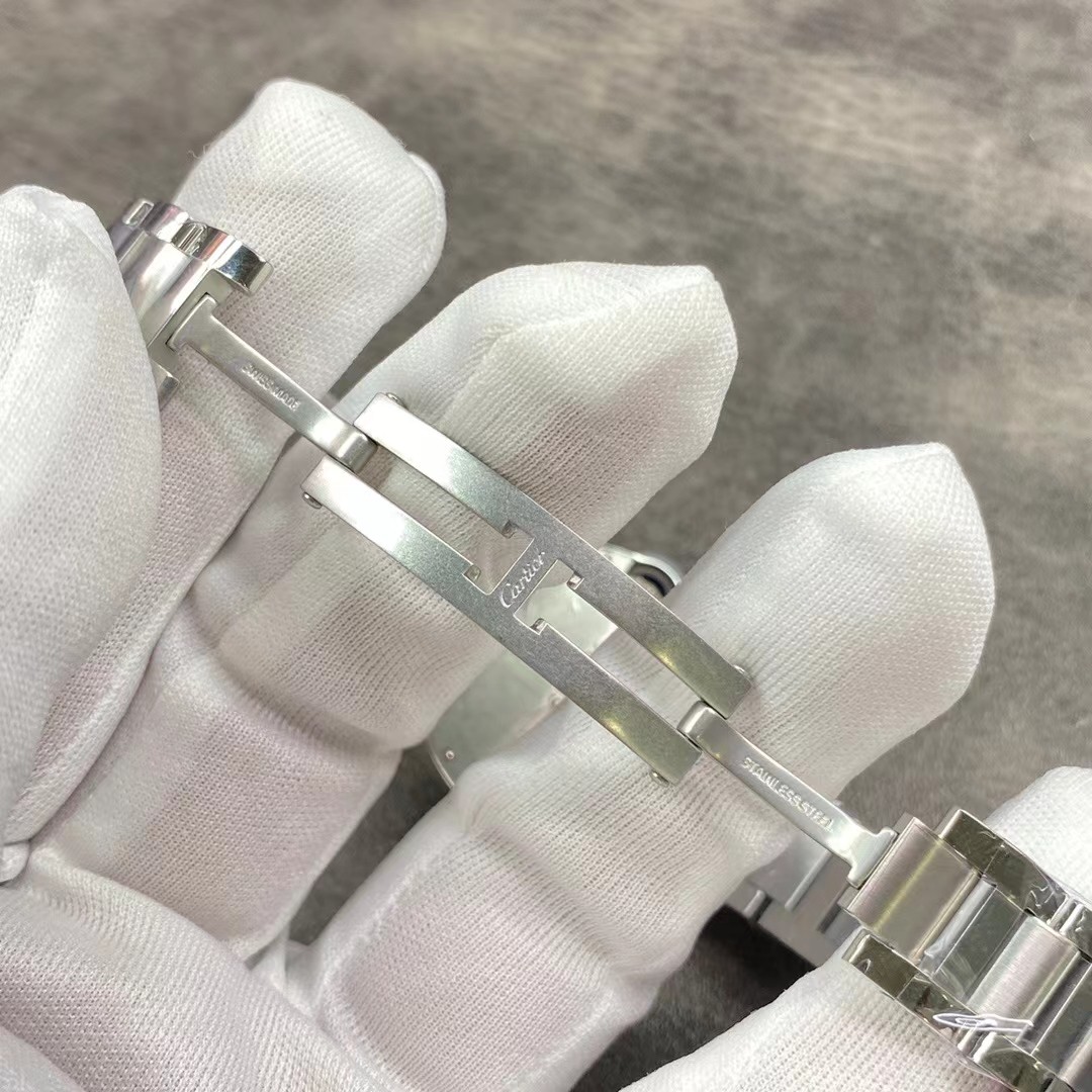 Cartier 卡地亚蓝气球33mm石英女表 镶钻款 是市场仿真度最高的同款女表 她有着蓝宝石水晶镜面 瑞士石英机芯 原装尖晶石表冠 级表盘字面 瑞士烧钢蓝针 三度防水 品质好 性价比高