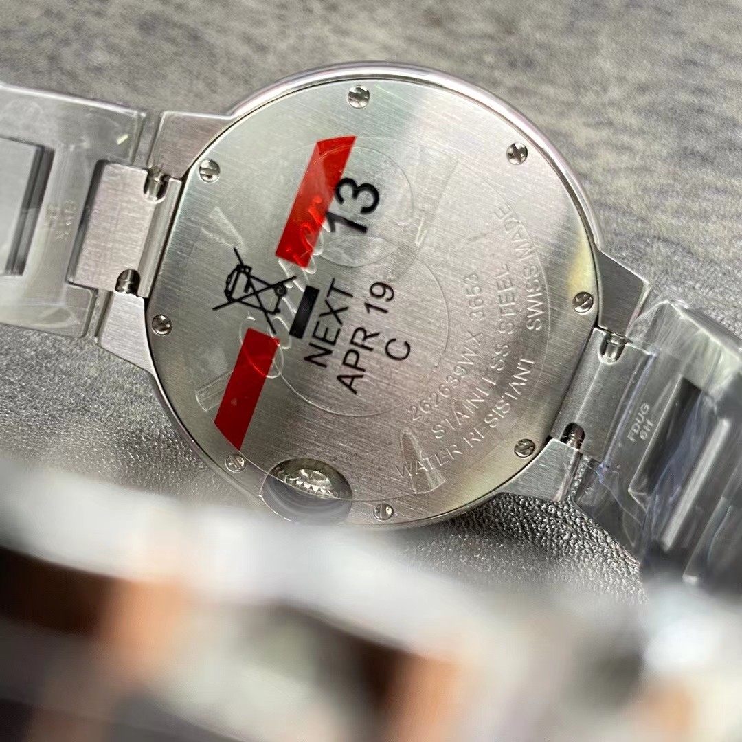Cartier 卡地亚蓝气球33mm石英女表 镶钻款 是市场仿真度最高的同款女表 她有着蓝宝石水晶镜面 瑞士石英机芯 原装尖晶石表冠 级表盘字面 瑞士烧钢蓝针 三度防水 品质好 性价比高