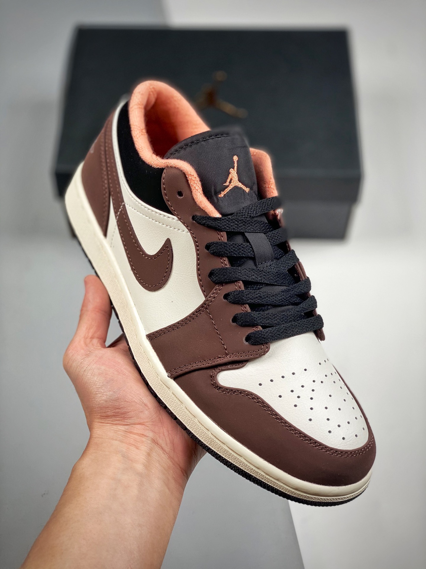 过验版 Air Jordan 1 Low 白粽 小摩卡 市售最强低帮 天花板品质！ 市面唯一正确版本 全鞋正品原材料 公司原鞋购回重新打版开模 拒绝公底 购置公司同步原材料 都有细节还原95%全网最高版本 原汁原味 忠于原版 货号：DC6…
