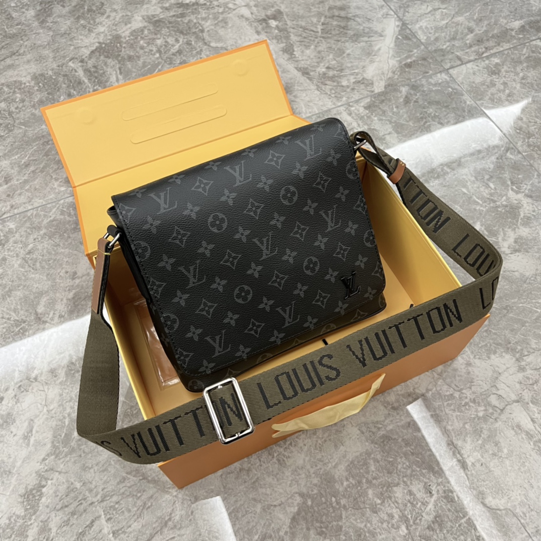 LV District 邮差包💰320 原单品质. 取材 Monogram Eclipse 帆布和皮革饰边.以精炼身形演绎潮流质感与实用功能的融合.搭配可调节宽幅肩带.磁扣开合确保物品安全无虞.Monogram Eclipse 涂层帆布.织物内衬.牛皮饰边.哑光 LV 标识牌.磁扣开合.iPad 内贴袋.可调节肩带. 型号:M45627 规格:25*22*7cm