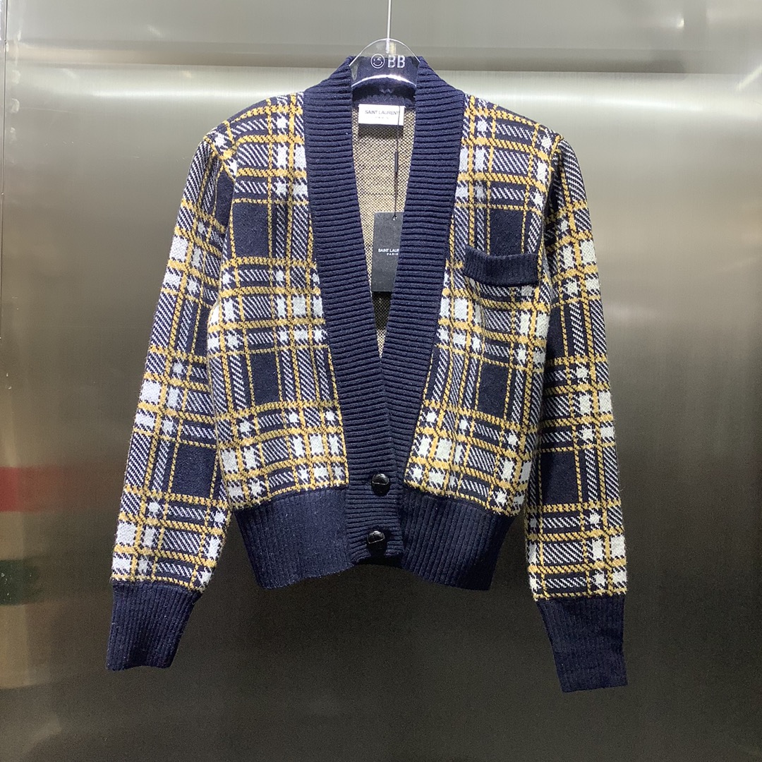 NO:696919,300SL ss Autumn and winter official website synchronization Retro shoulder-padded V-neck short cardigan Super V-neck two-button cigarette pocket design The version is A and rustic The small gradient rhombus can be sweet and salty to reduce age. The discreet high-shoulder cotton version makes the upper body look slimmer. The exquisite texture of imported cashmere blended yarn is amazing SML,,loro piana,19860909300SL ss 秋冬官网同步 复古垫肩V领短款小开衫 超V领两粒扣烟口袋设计 版型又A又飒 渐变小菱格可甜可盐减龄气质 小心机高肩棉版型上身巨显瘦 进口羊绒混纺纱线细腻质感超赞 SML,,loro piana,,Women's clothing