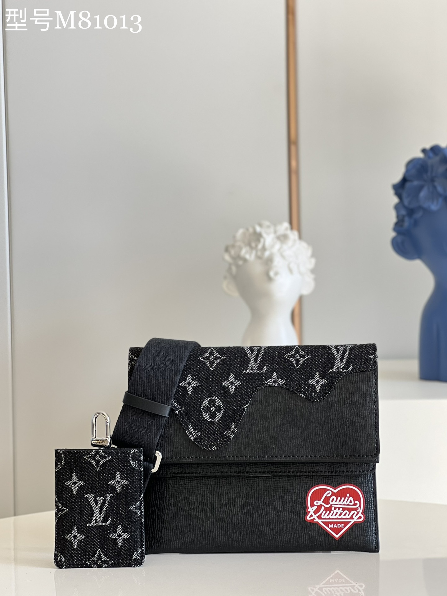 NO:398098,【Exclusive real shot M81013】Japanese designer Nigo creates a Trio clutch for the early spring series based on the hot Trio denim postman bag. Denim and Taurillon cowhide elements and eye-catching heart-shaped logos, a three-in-one design blends a detachable storage bag and a removable card holder on the shoulder strap, which is convenient for touch-free payment. Detailed features 22 x 17 x 1 cm (length x height x width) z.650,LV [original leather],louis vuitton,handbag,cowhide19860909【独家实拍M81013】日本设计师 Nigo 以炙手可热的 Trio 牛仔邮差包为蓝本,为 早春系列打造 Trio 手拿包.丹宁布和 Taurillon 牛皮革烘托 Monogram Drip 元素和醒目心形标识,三合一设计融合可拆卸收纳包和肩带上的可拆卸卡夹,后者便于免触支付.详细特征22 x 17 x 1 厘米 (长度 x 高 x 宽) z.650,LV【原厂皮】,louis vuitton,handbag,cowhide,Bag