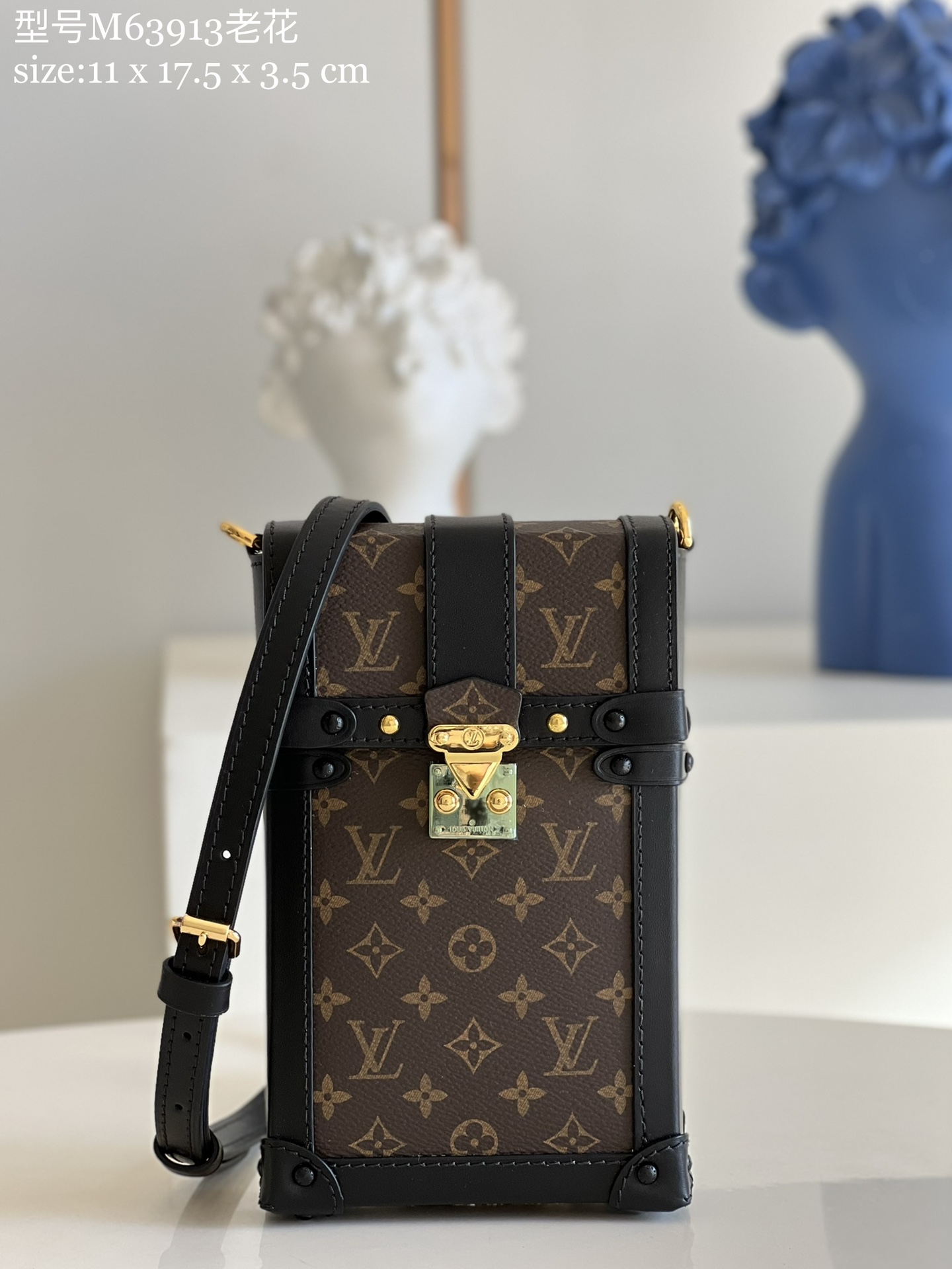 NO:398107,【Exclusive real photo of M63913 presbyterian】This Trunk Vertical mobile phone chain bag interprets the design style of the Essential Trunk handbag in a vertical shape. Made of Monogram canvas and calfskin, it restores the key details of the Louis Vuitton suitcase, including reinforced box corners, S-shaped buckles and Malletage patterns on the inner bag. It is equipped with removable and adjustable shoulder straps. Detailed features 11 x 17.5 x 3.5 cm (length x height x width) z.,LV【original leather】,louis vuitton,louis vuitton,cowhide19860909【独家实拍M63913老花】此款Trunk Vertical 手机链条包以竖版造型演绎Essential Trunk 手袋的设计风格.由Monogram帆布和小牛皮制成,还原路易威登旅行箱的关键细节,包括加固的箱角、S形锁扣和内袋上的Malletage花纹.配有可拆卸、可调节肩带. 详细特征11 x 17.5 x 3.5 厘米 (长度 x 高 x 宽) z.,LV【原厂皮】,louis vuitton,louis vuitton,cowhide,Bag