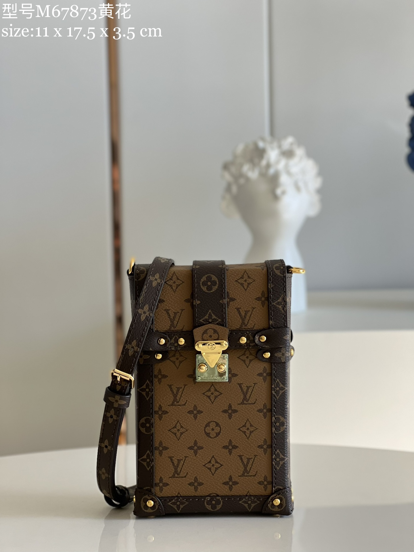 NO:398110,【Exclusive real photo M67873 yellow flower】This Trunk Vertical chain mobile phone bag is made of Monogram Reverse canvas, equipped with Monogram canvas trim and suitcase elements, such as S-shaped locks and Malletage quilted lining. Adjustable shoulder straps are also removable. Detailed features 11 x 17.5 x 3.5 cm (length x height x width) z.,LV【original leather】,louis vuitton,versace19860909【独家实拍M67873黄花】此款Trunk Vertical 链条手机包由Monogram Reverse帆布制成,配有Monogram帆布饰边和旅行箱元素,如S形锁扣和Malletage绗缝内衬.可调节肩带亦可拆卸. 详细特征11 x 17.5 x 3.5 厘米 (长度 x 高 x 宽) z.,LV【原厂皮】,louis vuitton,versace,Bag