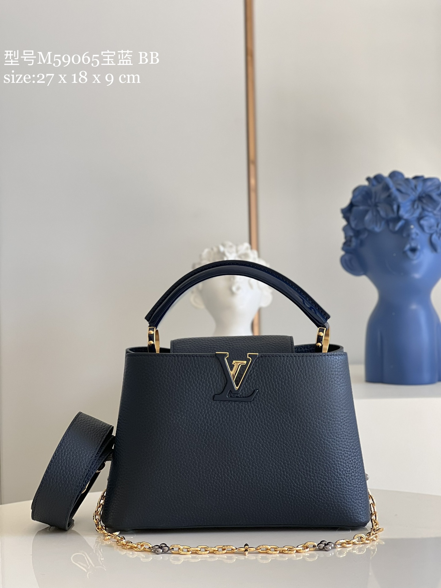 NO:398119,[Exclusive real photo M59065 royal blue small] This Capucines small handbag is made of full grain Taurillon cowhide leather, embellishing Monogram flowers like jewelry between exquisite chains, and then engraving LV letters in turn. The leather handle and LV logo are decorated with subtle metal coating, shining brightly on day and night occasions. Detailed features 27 x 18 x 9 cm (length x height x width) kl.1350,LV [original leather],louis vuitton,cowhide19860909【独家实拍M59065宝蓝 小号】本款 Capucines 小号手袋取材全粒面 Taurillon 牛皮革,将宛如珠宝的 Monogram 花卉点缀于精致链条之间,再为其依次镂刻 LV 字母.皮革手柄和 LV 标识饰有微妙金属涂层,于昼夜场合闪耀华彩. 详细特征27 x 18 x 9 厘米 (长度 x 高 x 宽) kl.1350,LV【原厂皮】,louis vuitton,cowhide,Bag