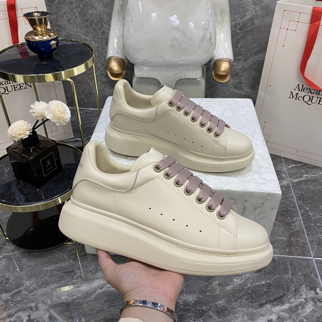 NO:695210,Top version Alexander McQUEEN new style @authentic explosion-proof 11 top McQueen original leather, white imported silk leather, original white shoe box, cloth bag handbag, complete package, and an extra pair of shoelaces!  The back-packing process uses imported shaping machine hot melt glue to shape!  Perfect authentic replica!  - McQueen's classic star hit and versatile model that keeps returning. 1. High-quality fabric imported from Italy. Resistant to water and does not change color. Silk cowhide color matching. 2. Lining imported A-grade water-dyed sheepskin (the price is the same as cowhide and more comfortable than cowhide). Cowhide foot pads!  Feet with super clear high temperature air pressure logo 3 outsole original private mold rubber TU full matte outsole, men's and women's models have different mold lasts 4 eyelets all-steel eyelet gaskets are also all steel, no deformation or fading K market iron-made eyelets thick bottom design about 4.5cm Size female 34-39 male 38-46 (female 34 40 41 male 38 45 46  Non-returnable), casual shoes/sports shoes, alexander mcqueen, sneakers, cowhide, sheepskin19860909顶级版本 Alexander McQUEEN新款@正品爆拆 11顶级麦昆原版皮料白色进口丝绸皮 原版白色鞋盒 布袋手提袋 全套包装、多送一副鞋带！后包工艺采用进口定型机热熔胶定型！完美正品复刻！- 麦昆 经典明星爆款百搭款回头率 1面料意大利进口高质感.抗水擦不变色质.丝绸牛皮配色 2内里进口A级水染羊皮（价格和牛皮里同等 比牛皮上脚还舒适） 垫脚牛皮垫脚！垫脚超清晰高温空压logo 3大底原版私模橡胶TU全哑光大底,男款女款磨具楦型都不一样  4鸡眼全钢鸡眼垫片也是全钢 不变形不掉色 k市场 铁制造鸡眼 厚底设计 约4.5cm Size女34-39男38-46（女34 40 41 男38 45 46 不退换）,休闲鞋/运动鞋,alexander mcqueen,sneakers,cowhide,sheepskin,Women's Shoes