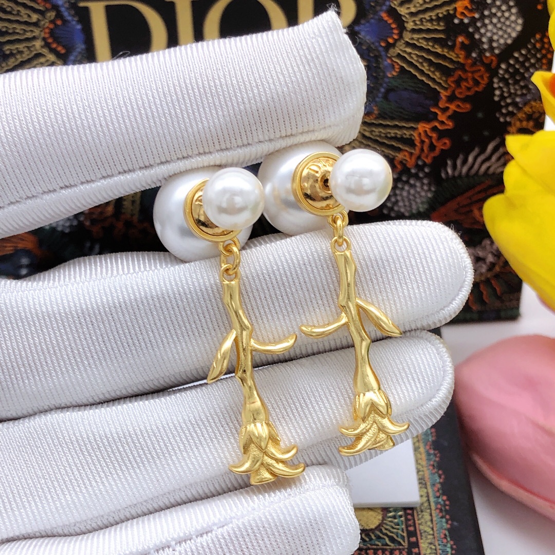 Dior Dior新款大小珍珠玫瑰胸针 法式浪漫 奢华 闭眼入单品