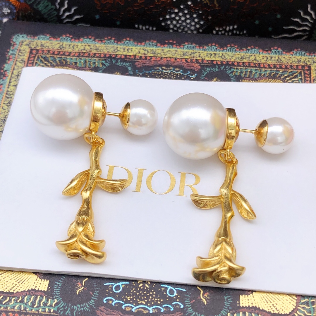 Dior Dior新款大小珍珠玫瑰胸针 法式浪漫 奢华 闭眼入单品