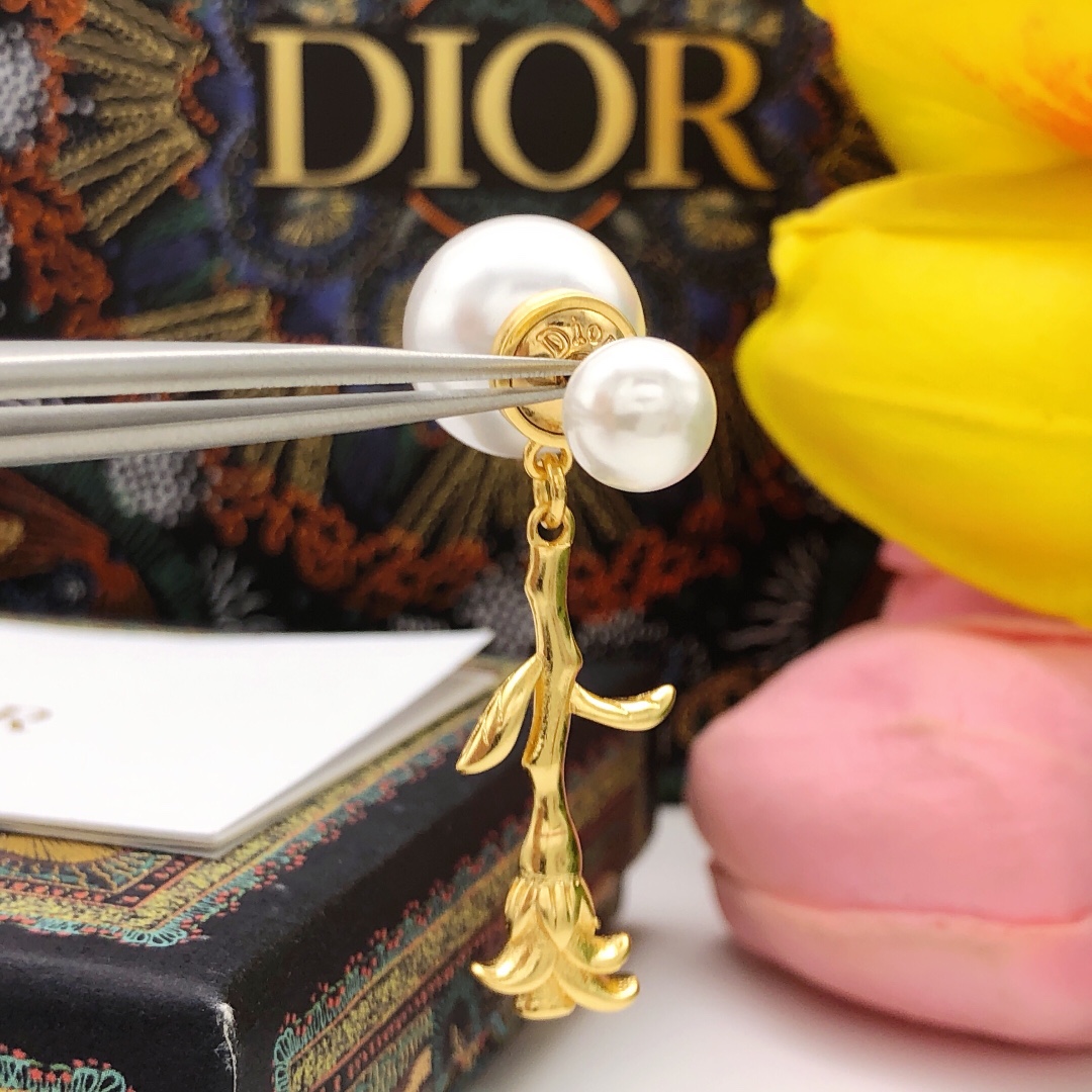 Dior Dior新款大小珍珠玫瑰胸针 法式浪漫 奢华 闭眼入单品