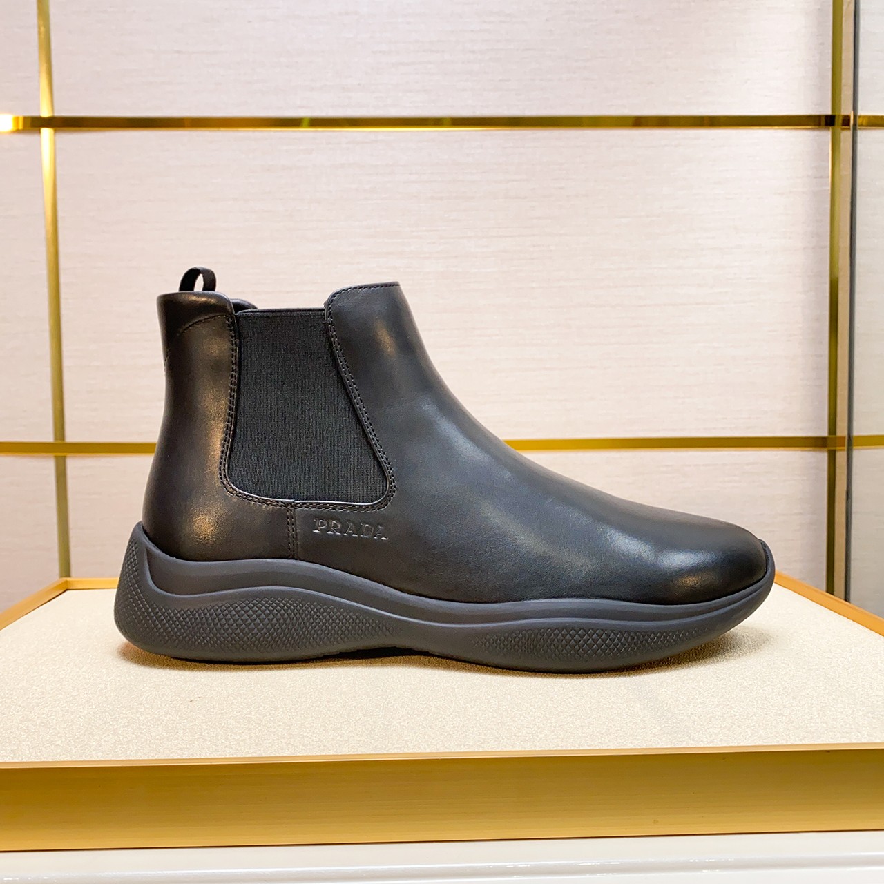 NO:555371,P Home's autumn and winter Chelsea men's shoes, super A-quality. These Chelsea boots are equipped with thick soles, and the minimalist design exudes modern charm. The woolen fabric is imported cowhide, with good texture, and the inner foot pad is made of cowhide. It is designed to be easy to wear!  The outsole is non-slip and wear-resistant!  No returns or exchanges if there is no quality problem Size39-44 Order 38 45,,boots,cowhide19860909P家 秋冬切尔西男鞋,超A货 这款切尔西靴配有厚底,极简主义设计散发充满现代感的迷人魅力.毛里 面料进口牛皮,质感好,内里垫脚全牛皮 设计 方便穿着 ！大底防滑耐磨 ！无质量问题不退换 Size39-44 订38 45,,boots,cowhide,Men's shoes