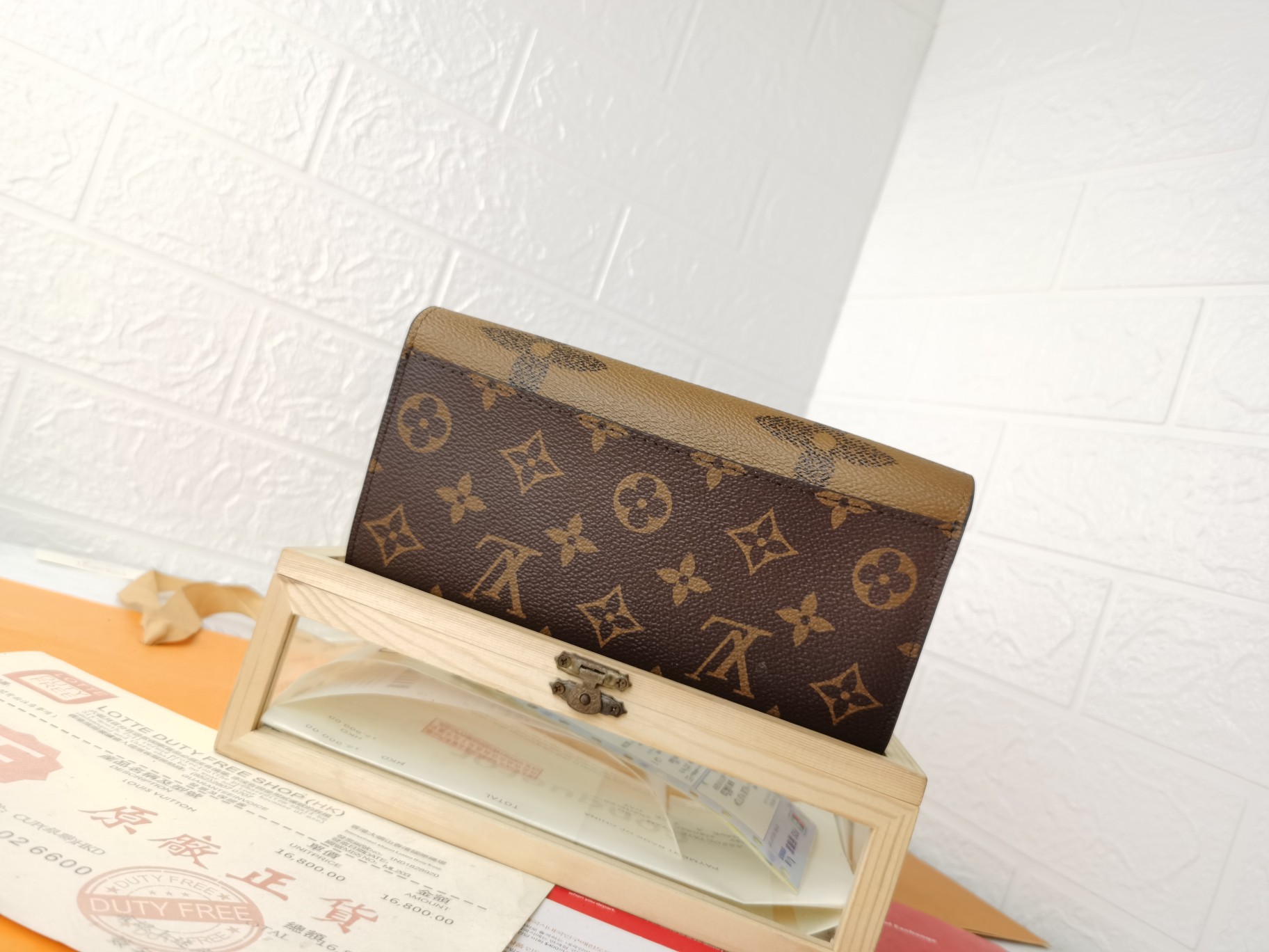 モノグラムキャンバス製 新色信封型財布 内部ポケット充実