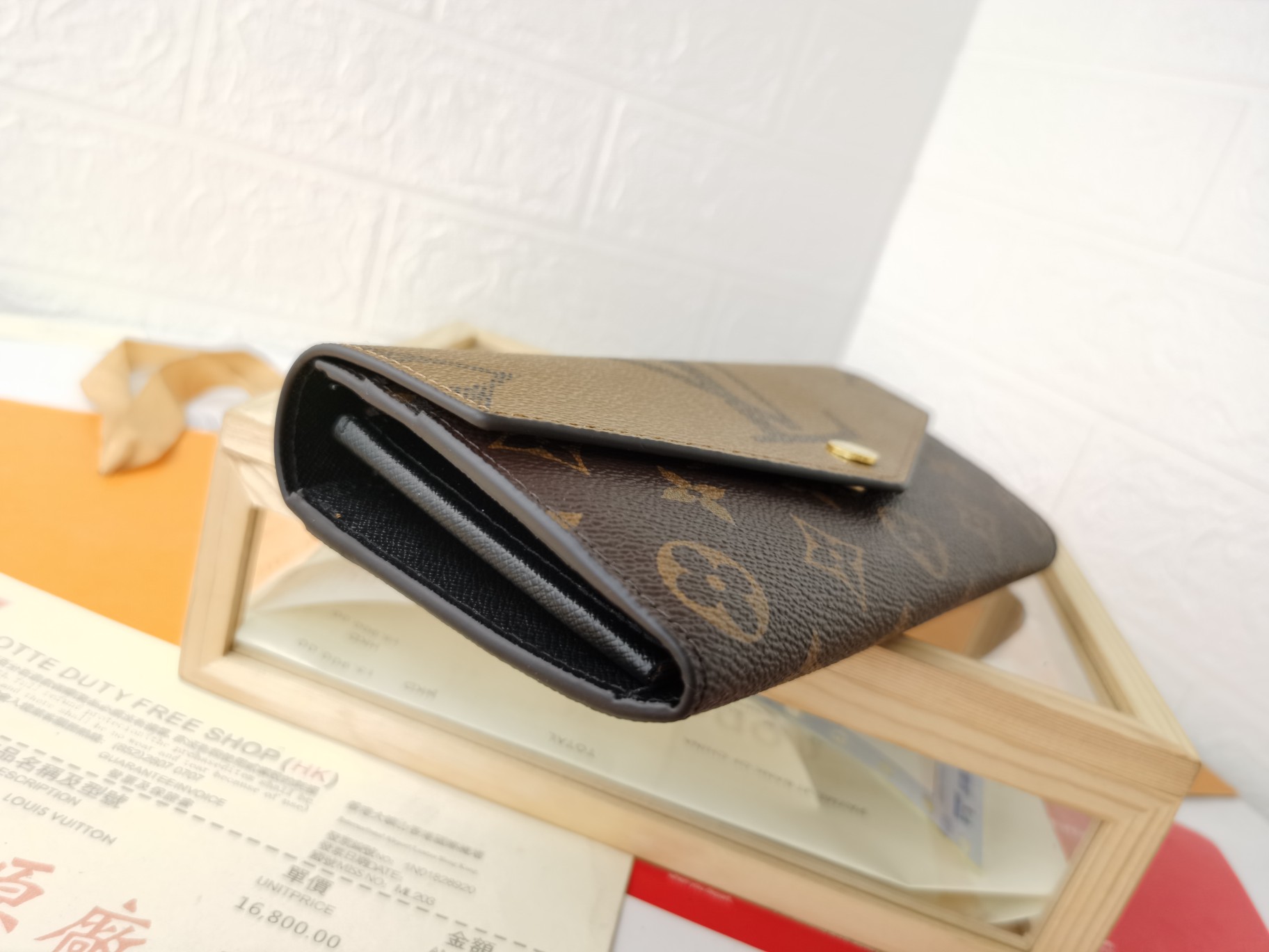 モノグラムキャンバス製 新色信封型財布 内部ポケット充実
