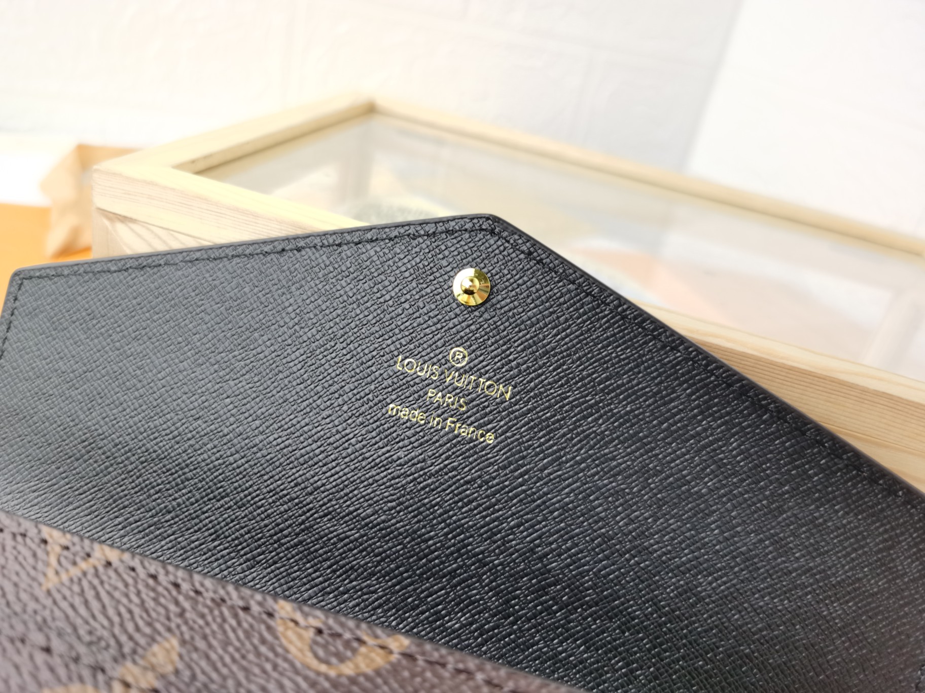 モノグラムキャンバス製 新色信封型財布 内部ポケット充実