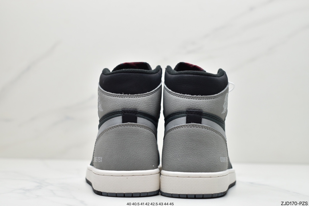 240 Air Jordan 1 的经典设计DB2889-001