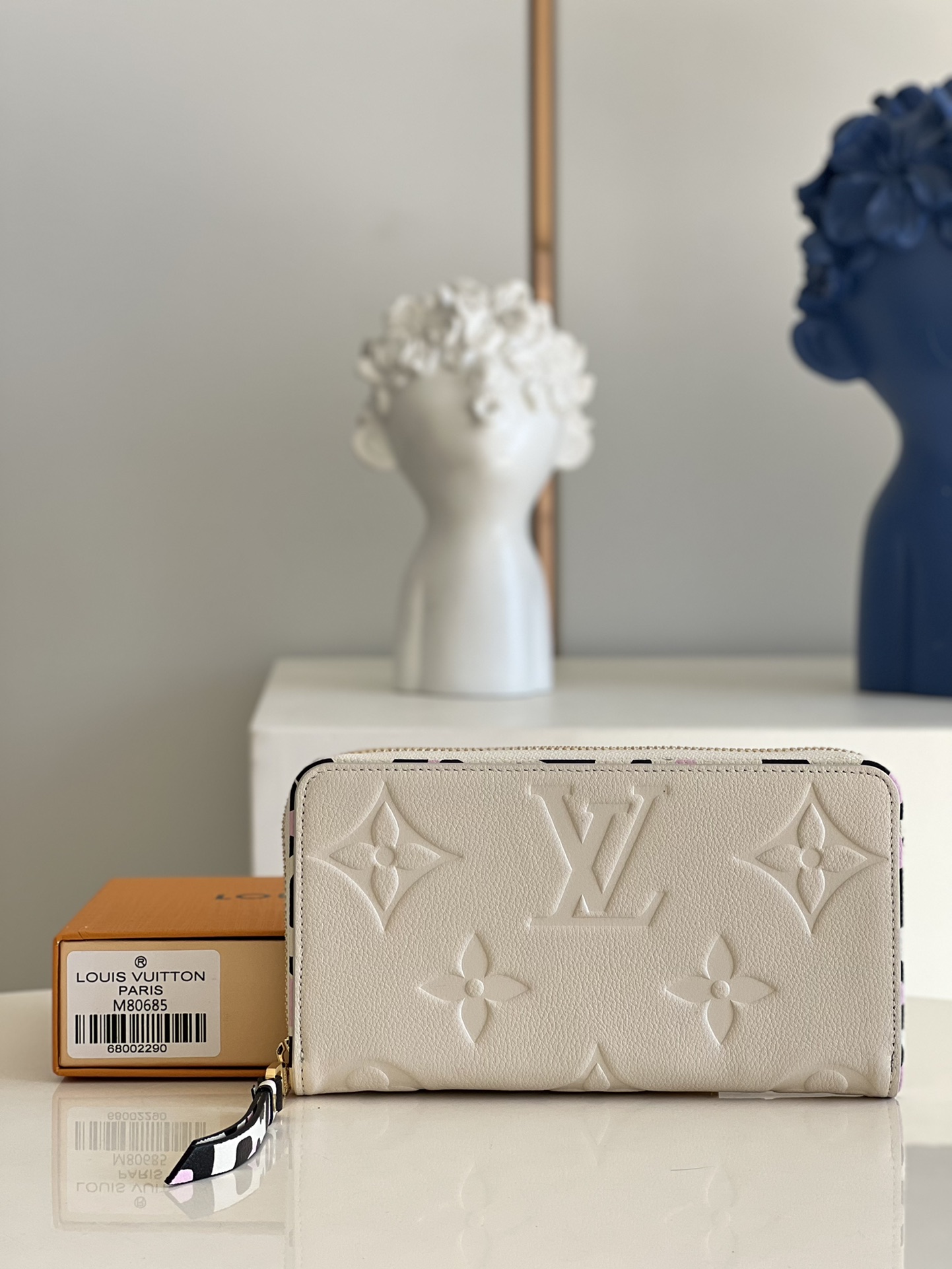 NO:398182,【Exclusive real photo M80685 white leopard print】 Single zipper wallet series is one of the limited edition styles of the Wild at Heart autumn series. It is made of Monogram Empreinte embossed leather and is decorated with animal-print leather details. The wallet is stylishly zipped and has a variety of practical functions, which can store bills, change, credit cards and receipts safely and orderly. 19.5 x 10.5 x 2.5 cm a.,LV [original leather],louis vuitton,wallets19860909【独家实拍M80685白色豹纹】 单拉链钱包系列 是 Wild at Heart秋季限量系列的款式之一,以Monogram Empreinte压花图案皮革制作,并缀以动物印花图案皮革细节.钱包采用时尚的拉链设计,设有多样实用功能,可稳妥和井然有序地存放账单、零钱、信用卡及收据.19.5 x 10.5 x 2.5 厘米 a.,LV【原厂皮】,louis vuitton,wallets,Bag