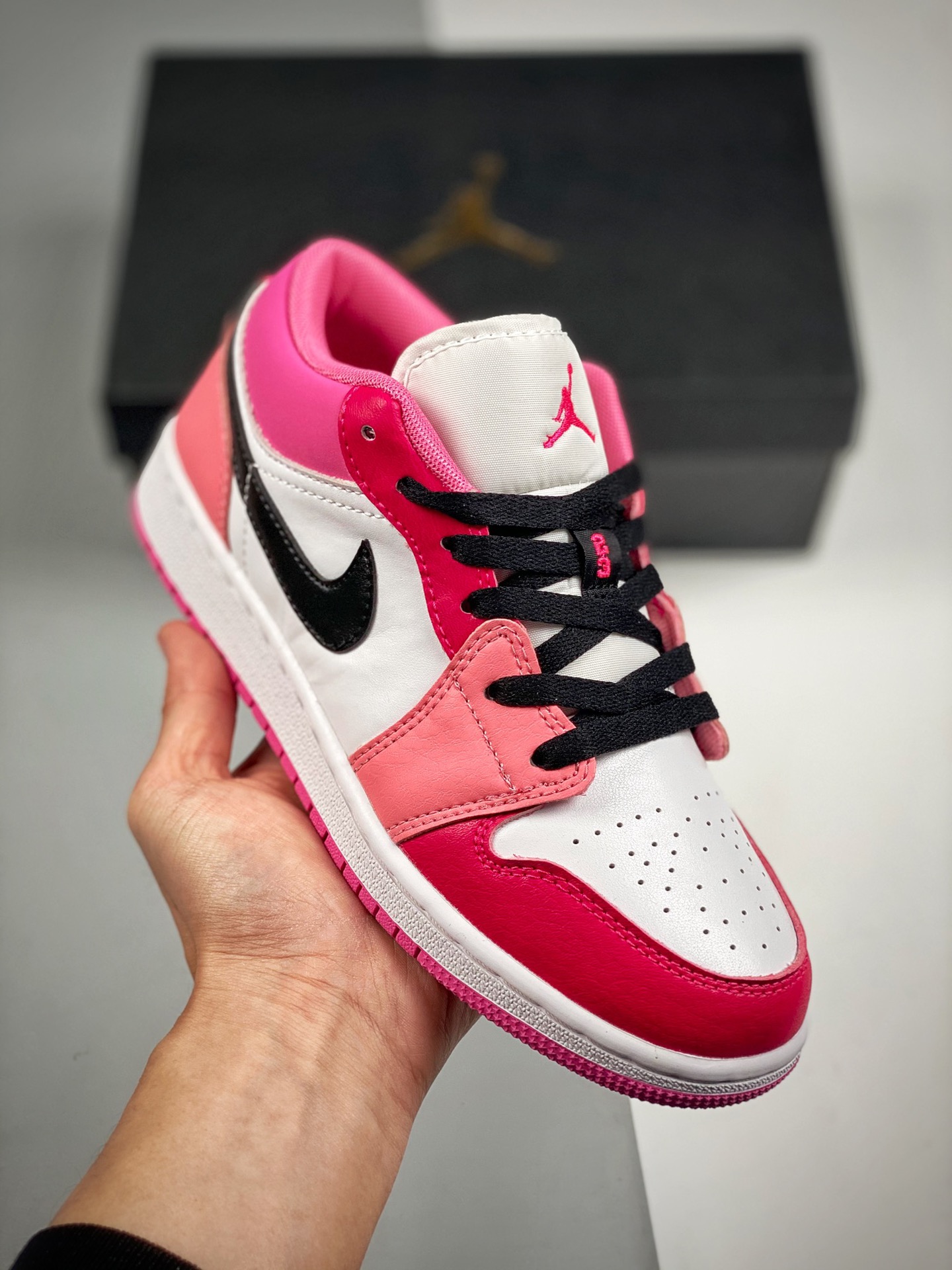 Air Jordan 1 Low 红粉拼接 AJ1乔1低帮休闲板鞋 同步官方配色 市场唯一独家头层皮打造 原鞋原档案开发 原厂皮料 原档冲孔鞋头 正确满胶鞋垫 四线拉帮 原厂织唛标 鞋舌高弹海绵填充 Size：36 36.5 37.5 3…
