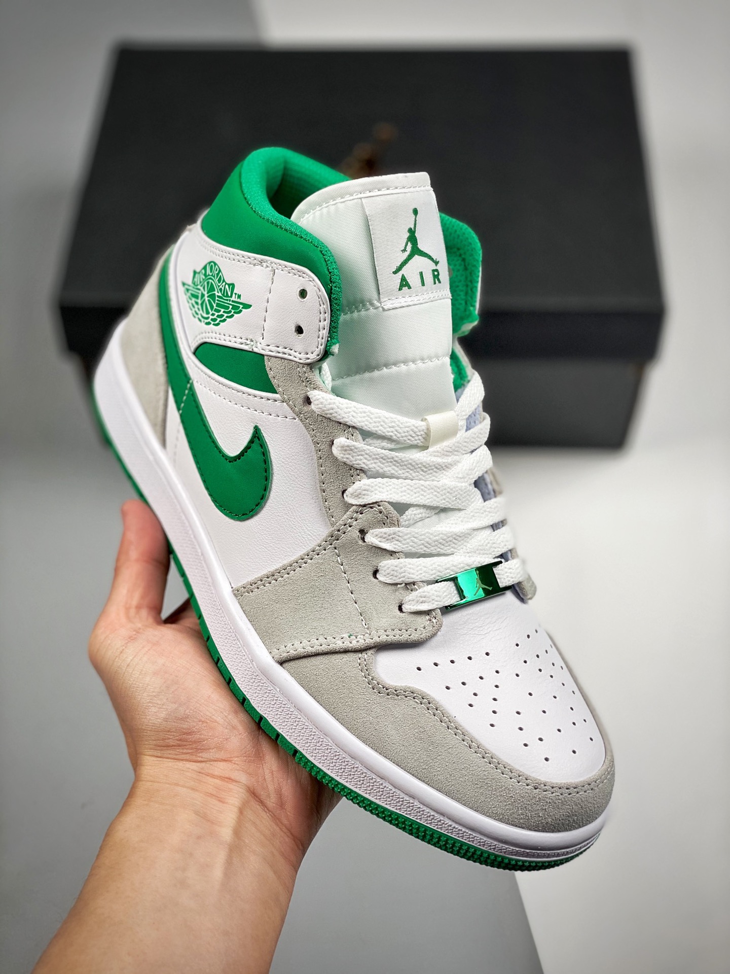 Air Jordan 1 Mid 白绿 中帮系列 全新批次 原装原模大底 全鞋原厂定制皮料 手感细腻正确折边工艺 完美细节诠释 Size：36 36.5 37.5 38 38.5 39 40 40.5 41 42 42.5 43 44 4…