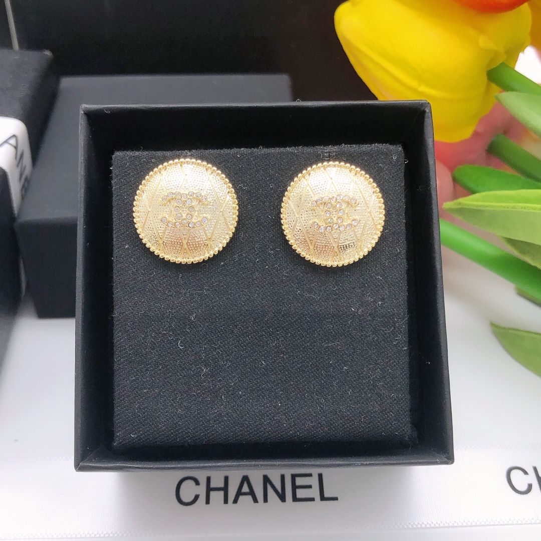 编号XED0743
小香新款圆形纽扣耳钉