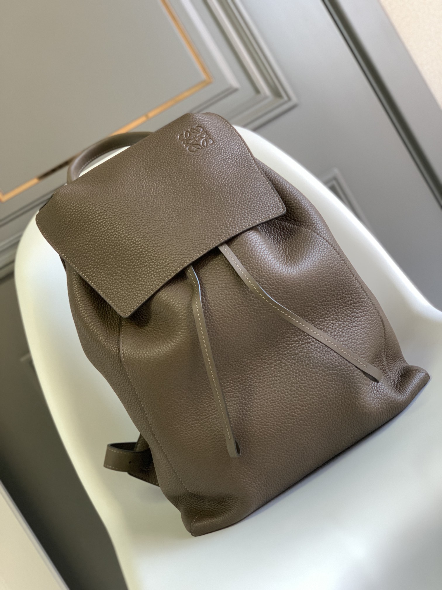 Loewe Rugzak in Taupe Leer met Anagram Embossing - Stijlvol en Functioneel
